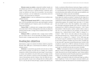 Espaços para aprender e ensinar música: construção e adequação14
Absorção sonora ou acústica compreende medidas tomadas em
um ambiente para absorver o som gerado nele próprio, ou a ele trans-
mitido. É muito comum que se confunda absorção e isolamento: quem
reveste um ambiente com caixas de ovo nas paredes e teto está aumen-
tando sua absorção e com isto modificando as características dentro do
ambiente, e não promovendo seu isolamento.
Paisagem sonora é o som ou combinação de sons resultante num
ambiente imersivo.
Tempo de Decaimento Inicial (EDT) é o tempo necessário para
que o nível de intensidade sonora decaia, após interrompida a emissão,
de 10 dB, multiplicado por 6. Expressa a parte da reverberação a que
somos mais sensíveis.
Clareza (C80) é o coeficiente entre a energia sonora recebida por
um ouvinte entre 0 e 80 ms (milissegundos) decorridos da audição da
primeira frente de onda e a energia sonora recebida de 80 ms até o final
da reverberação.
Definição (D50) é o coeficiente entre a energia sonora recebida
por um ouvinte entre 0 e 50 ms decorridos da audição da primeira
frente de onda e a energia sonora total, até o final da reverberação.
Avaliação objetiva
Apresentamos a seguir um conjunto de atributos subjetivos propostos
Beranek (1962; 2008) para a caracterização dos ambientes para apre-
sentação musical.
Intimismo é a característica que permite ouvir tal como se a fonte
sonora estivesse próxima; isto pode não ser verdade, mas é possível
transportar o efeito de fonte próxima até muito longe. É o que acontece
se estamos num ambiente com porta aberta para um longo corredor
estreito e vazio. Ouvimos a conversa na outra extremidade do corredor
como se fosse próxima, pois ela é intensa e clara. Isto difere de um es-
paço muito grande, em que o som é enfraquecido até as últimas poltro-
nas. É o caso das salas em forma de leque, e quanto mais abertas, pior.
Ainda, se a primeira reflexão demorar muito para chegar, ou ainda se a
reverberação for demasiada, esta sensação de intimismo não acontece-
rá. A proximidade física certamente permite intimismo. Um auditório
em arena funciona muito melhor, neste sentido, que um auditório com
o chamado palco italiano, numa das extremidades.
Vivacidade: esta característica permite ao som permanecer no am-
biente depois de cessada sua emissão. É sinônimo de alto tempo de re-
verberação, uma decorrência direta da fórmula de Sabine. Depende da
combinação de volume relativamente grande e área de absorção sonora
relativamente pequena. Por exemplo, sejam duas salas A e B. Ambas
têm área de 60m2 em 6m x 10m. Para simplificar, vamos admitir am-
bas construídas inteiramente (paredes, piso e teto) em concreto, com
acabamento liso (a 1000 Hz coeficiente de absorção α = 0,01). Vamos
desconsiderar o efeito de portas e janelas e admitir ambas as salas va-
zias. Em A, o teto está à altura de 2,5m; portanto, sua área efetiva de
absorção é AeA = 2x(6x10+10x2,5+2,5x6) = 200m2 e o volume é VA =
2,5x6x10 = 150m3. Em B, o teto está à altura de 3,5m; portanto, sua
área efetiva de absorção é AeB = 2x(6x10+10x3,5+3,5x6) = 232 m2 (16%
maior que A) e o volume é VB = 3,5x6x10 = 210 m3 (40% maior que
A). Como de A para B o aumento do volume foi maior que o aumento
da área efetiva, podemos considerar que B tem maior vivacidade que
A. Seja outra sala C que possui mesmas dimensões que A porém é toda
revestida em carpete liso (a 1000 Hz coeficiente de absorção α=0,25).
O volume permanece igual, mas a área efetiva de absorção AeC será 25%
maior que AeA, portanto será uma sala com menor vivacidade.
Brilho: é a percepção do tempo de reverberação longo nas altas fre-
qüências. O nome vem de alguma associação subjetiva, possivelmente do
caráter direcional do som nas altas freqüências, a que o sistema auditivo
humano é especialmente sensível. Ele pode proporcionar especial beleza
à música (no caso da fala, não é particularmente desejável).
Calor: é a percepção do tempo de reverberação longo nas médias e
baixas freqüências. O nome vem de alguma associação subjetiva, pos-
sivelmente do caráter não direcional do som nas baixas freqüências, ou
 