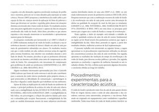Projeto CAPES-MinC – “Pró-Cultura”: Arquiteturas para um Brasil musical 17
e aqueles com alta demanda cognitiva envolvendo resolução de proble-
mas e memória, parecem ser os mais afetados pela exposição ao ruído
crônico. Dreossi (2003) pesquisou a interferência do ruído sobre a per-
cepção da fala em crianças através da aplicação de listas de palavras e
frases que deveriam ser ouvidas e repetidas pelos alunos em situações
distintas envolvendo alto e baixo ruído de fundo. Os resultados mostra-
ram uma piora significativa no processo e captura da fala em situações
envolvendo alto ruído de fundo. Além disso, percebeu-se que alunos
expostos a esta situação mostravam-se incomodados e apresentavam
maiores graus de distração.
As pesquisas conduzidas por Jaroszewski et al. (2007) e Libardi et
al. (2006) realizaram medições do ruído de fundo e avaliaram a sua in-
terferência durante a atividade de leitura e ditado em salas de aula por
meio de questionários submetidos aos alunos. Os resultados mostra-
ram que o ruído medido em sala, embora estivesse acima do sugerido
pelas normas brasileiras, não interfere nos resultados durante a ativi-
dade de ditado. No entanto, percebeu-se que os professores elevavam
seu tom de voz durante a atividade como meio de compensação ao alto
ruído de fundo. Por consequência, este mecanismo de compensação
gera problemas de saúde aos professores (JAROSZEWSKI et al., 2007;
LIBARDI et al., 2006; SBALDINO, 2013).
Alguns resultados interessantes apresentados por Eniz e Garavelli
(2006) indicam que fontes de ruído externos à sala de aula contribuem
para o aumento do ruído interno produzido pelos próprios alunos, o
qual potencializa as dificuldades de comunicação e aprendizagem já
descritas e degrada a saúde daqueles que trabalham em tais ambientes.
Apesar de todas as implicações do ruído de fundo em ambientes de
ensino, o principal problema da acústica de salas de aula está relacio-
nado com a inteligibilidade da fala (SCHIELD & DURCKRELL, 2003;
WETHERILL, 2002;YANG & BRANDLEY, 2009). A inteligibilidade da
fala indica, em porcentagem, a relação das palavras faladas pelo emis-
sor e entendidas pelo receptor. Basicamente, a inteligibilidade da fala
pode ser medida diretamente através de testes subjetivos envolvendo
sujeitos distribuídos dentro de uma sala (SEEP et al., 2000), ou esti-
mada indiretamente através de parâmetros acústicos (MULLER, 2013).
Pesquisas mostram que com a combinação excessiva de ruído de fundo
e da reverberação em salas de aula pode ocorrer uma devastação de
efeitos na qualidade da recepção do sinal da fala para os estudantes
(LIBARDI et al., 2006; WETHERILL, 2002; NABELECK& PICKETT,
1974; CRANDELL & BESS, 1987); em vista disso, os principais parâ-
metros que a regem são o ruído de fundo e o tempo de reverberação.
Neste capítulo, a título de exemplo, será relatado o trabalho de
avaliar a qualidade acústica de salas de aula do ensino fundamental
na região sul do Brasil através dos parâmetros acústicos que regem a
inteligibilidade da fala. Além disso, pretende-se sugerir, a partir dos
resultados obtidos, melhorias acústicas de fácil implementação.
O presente trabalho está estruturado na seguinte forma: a seguir,
apresentam-se os procedimentos experimentais utilizados na aferição
das características acústicas das salas de aula envolvidas. Em seguida,
apresenta os resultados das medições do tempo de reverberação e do
ruído de fundo, para diversas escolas públicas e privadas. Em seguida,
apresenta as conclusões e sugestões de melhoria, baseando-se nos re-
sultados obtidos. Por fim, a última seção apresenta algumas discussões
e conclusões obtidas ao longo do trabalho.
Procedimentos
experimentais para a
caracterização acústica
O ruído de fundo é produzido tanto fora da sala de aula quanto dentro.
Pode ter origem interna como o ruído de salas adjacentes e dos cor-
redores, externas como autoestradas, aeroportos e vias férreas. Pode
ainda ser originado em equipamentos como ventiladores e aparelhos
multimídia. Todas essas fontes de ruído de fundo podem interferir na
 