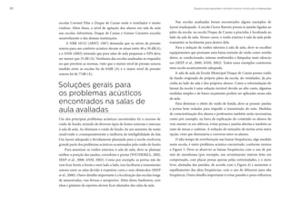 Espaços para aprender e ensinar música: construção e adequação20
escolas Coronel Pilar e Duque de Caxias onde o ventilador é muito
ruidoso. Além disso, o nível de agitação dos alunos em sala de aula
nas escolas Adventista, Duque de Caxias e Gomes Carneiro excedia
sensivelmente o das demais instituições.
A NBR 10152 (ABNT, 1987) demanda que os níveis de pressão
sonora para um conforto acústico devam se situar entre 40 a 50 dB(A),
e a ANSI (2002) estimula que para salas de aula pequenas o NPS deva
ser menor que 35 dB (A). Nenhuma das escolas analisadas se enquadra
no que prevêem as normas, visto que o menor nível de pressão sonora
medido entre as escolas foi de 63dB (A) e o maior nível de pressão
sonora foi de 77dB (A).
Soluções gerais para
os problemas acústicos
encontrados na salas de
aula avaliadas
Um dos principais problemas acústicos encontrados foi o excesso de
ruído de fundo, oriundo de diversos tipos de fontes externas e internas
à sala de aula. Ao diminuir o ruído de fundo, há um aumento da razão
sinal/ruído e, consequentemente a melhoria da inteligibilidade da fala.
Um layout adequado e devidamente planejado para a escola resolveria
grande parte dos problemas acústicos ocasionados pelo ruído de fundo.
Para amenizar os ruídos externos à sala de aula, deve-se planejar
melhor a posição das janelas, corredores e portas (WETHERILL, 2002;
SEEP et al., 2000; ANSI, 2002). Como por exemplo, as portas não de-
vem ficar frente a frente e nem lado a lado, isso facilitaria a transmissão
sonora entre as salas devido à trajetória curta e sem obstáculos (SEEP
et al., 2000). Outro detalhe importante é a localização das escolas longe
de autoestradas, vias férreas e aeroportos. Além disso, banheiros, cozi-
nhas e ginásios de esportes devem ficar afastados das salas de aula.
Nas escolas analisadas foram encontrados alguns exemplos de
layout inadequado. A escola Cícero Barreto possui as janelas ligadas ao
pátio da escola; na escola Duque de Caxias a pracinha é localizada ao
lado da sala de aula. Nesses casos, o ruído externo à sala de aula pode
transmitir-se facilmente para dentro dela.
Para a redução de ruídos internos à sala de aula, deve-se escolher
equipamentos que possuam uma baixa emissão de ruído como ventila-
dores, ar condicionado, sistema multimídia e lâmpadas mais silencio-
sos (SEEP et al., 2000; ANSI, 2002). Todos esses exemplos constroem
uma escola acusticamente adequada.
A sala de aula da Escola Municipal Duque de Caxias possui ruído
de fundo originado do próprio pátio da escola, do ventilador, da pra-
cinha ao lado da sala e dos próprios alunos. Como a reformulação do
layout da escola é uma solução inviável devido ao alto custo, algumas
medidas simples e de baixo orçamento podem ser aplicadas nessa sala
de aula.
Para diminuir o efeito do ruído de fundo, deve-se possuir janelas
e portas bem vedadas para impedir a transmissão do som. Medidas
de conscientização dos alunos e professores também serão necessárias,
como por exemplo, na hora da explicação do conteúdo os alunos de-
vem manter-se em silêncio, evitar portas e janelas abertas e também ar-
raste de mesas e cadeiras. A redução do tamanho da turma seria outra
opção, visto que diminuiria a conversa entre os alunos.
O alto tempo de reverberação nas baixas frequências, algo medido
nesta escola, é outro problema acústico encontrado, conforme mostra
a Figura 3. Deve-se absorver as baixas frequências com o uso de pai-
néis de membrana (por exemplo, um revestimento interno feito em
compensado, com placas presas apenas pelas extremidades, e o meio
livre, afastadas das paredes, de acordo com a Figura 4) e aumentar o
espalhamento das altas frequências, com o uso de difusores para alta
frequência. Outro detalhe importante é evitar paredes e pisos reflexivos.
 