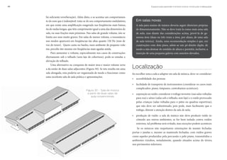 Espaços para aprender e ensinar música: construção e adequação46
Localização
Ao escolher uma a sala a adaptar em sala de música, deve-se considerar:
» acessibilidade das pessoas
» facilidade de transporte de instrumentos (considerar os casos mais
complicados: piano, tímpanos, contrabaixos acústicos);
» exposição ao ruído: considerar o tráfego terrestre (nas salas voltadas
para rua) e aéreo (salas sob o telhado, sem laje) e o ruído provocado
pelas crianças (salas voltadas para o pátio ou quadras esportivas),
que não deve ser subestimado, pois pode, mais facilmente que o
tráfego, distrair a atenção dentro da sala de aula;
» produção de ruído: a sala de música não deve produzir ruído in-
cômodo aos outros ambientes; se for bem isolada contra ruídos
externos, tal problema será evitado, mas exceções podem acontecer.
Se os músicos não respeitarem orientações de manter fechadas
portas e janelas e, mesmo as mantendo fechadas, com ruídos graves
como aqueles produzidos pela percussão e pelo piano, transmitidos a
ambientes vizinhos, notadamente, quando situados acima do térreo,
nos pavimentos inferiores.
há suficiente reverberação). Além disto, o se acentua um comportamen-
to do som que é indesejável: trata-se do seu comportamento ondulatório,
em que existe uma amplificação exagerada nas freqüências mais baixas,
ôu de ondas longas, que têm comprimento igual a uma das dimensões da
sala, ou suas frações mais próximas. Nas salas de grande volume, isto se
limita aos sons muito graves. Em salas de menor volume, a ressonância
nos modos aparecerá em freqüências tão altas quanto 150 Hz (tom de
voz do tenor). Quem canta no banho, num ambiente de pequeno volu-
me, percebe isto mesmo em freqüências mais agudas ainda.
Para aumentar o volume, especialmente nos casos de construções
diretamente sob o telhado (sem laje de cobertura), pode-se estudar a
elevação do telhado.
Uma alternativa na conquista de maior área e maior volume seria
a da união de duas salas adjacentes (Figura 30). Se isto resulta em uma
sala alongada, esta poderia ser organizada de modo a funcionar como
uma excelente sala de aula prática e apresentações.
Figura 30 – Sala de música
a partir de duas salas de
aula convencionais
Em salas novas
A sala para ensino de música deveria seguir diretrizes próprias
de dimensionamento. Não se deve tratá-la como mais uma sala
de aula, mas diante das considerações acima, provê-la de ge-
nerosa área (duas ou três vezes a área, por aluno, de uma sala
de aula teórica). Ainda, uma recomendação simples é que, em
construções com dois pisos, adote-se um pé-direito duplo, de
modo a não destoar do módulo de altura e permitir, inclusive, a
inserção de uma pequena galeria com assentos elevados.
 