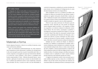 Projeto CAPES-MinC – “Pró-Cultura”: Arquiteturas para um Brasil musical 47
Em salas novas
A integração de salas de aula prática ou ensaio de música no
programa de um edifício maior predispõe à interferência acús-
tica com outros ambientes, seja através de corredores (quando
as portas se abrem, ou quando os alunos resolvem fazer barulho
nos corredores) ou pelo fato de os sons graves facilmente se pro-
pagarem pela estrutura. Tais questões apresentam possibilidades
técnicas numa construção nova, podendo vir a ser solucionadas.
No entanto, na sala de música separada adquire-se maior liber-
dade para utilizar ventilação natural sem interferência sonora.
Enfim é possível, num projeto novo, minimizar problemas de
interferência sonora mediante a colocação das salas de música
em posição afastada dos restantes espaços. Se ocorrer a neces-
sidade de uma sala acusticamente muito isolada, torna-se mais
fácil posicioná-la mesmo defronte a uma rua ruidosa, pois assim
como o som não deixará a sala, não irá entrar.
Materiais e forma
Existem algumas limitações a observar na escolha de materiais, assim
como na forma dos ambientes.
Salas com fechamento predominantemente em vidro proporcio-
nam transparência, porém apresentam o problema do enfraquecimen-
to dos sons mais graves que são, em parte, transmitidos pelo vidro e se
esvaem, enquanto os sons agudos são quase que inteiramente refletidos
e se conservam. Como resultado, o calor sonoro e a qualidade tonal
ficarão comprometidos. O vidro – diferente das paredes opacas - pouco
permite a aplicação de materiais que corrijam sua absortividade acús-
tica. A melhoria do isolamento sonoro é mais complicada e demanda
custos elevados. Por fim, o excesso em vidro cria uma dificuldade ao
Figura 31 – Construção em
painéis leves
controle da temperatura, acabando por acarretar elevadas des-
pesas iniciais com as instalações de refrigeração do ar e, pior,
elevadas despesas mensais com energia elétrica.
Efeito semelhante ocorre ao se considerar um edifício com
a vedação em tábuas ou em painéis leves, que deixam escapar a
potência nos registros mais graves, fazendo faltar à música seu
calor. A utilização de carpete como revestimento tem efeito opos-
to: em geral, acarreta à música incalculável prejuízo ao consumir
o brilho, tornando em especial o som de cordas inexpressivo.
Observe-se que numa construção em alvenaria o grau de
isolamento sonoro oferecido por uma parede de frequente-
mente ultrapassa aquele necessário, e isto enquanto se utiliza
nas esquadrias e na cobertura soluções de isolamento sonoro
muito inferior. Por este motivo, recomenda-se considerar a
tecnologia de construção em painéis leves (Figura 31), que não
é trivial no Brasil. Para efeito de construções escolares novas,
vem sendo considerada pelo Ministério da Educação, com o
intuito de se abreviar os prazos verificados nas obras conven-
cionais em estrutura de concreto armado e vedações em alve-
naria. Além disto, é possível expressiva redução de desperdício.
Qualquer que seja o sistema de vedação, na cobertura é
necessário um cuidadoso na especificação de camadas, tanto a
externa voltada para resistir intempéries em condições mais rigo-
rosas (incluindo radiação solar, chuva e o vento), como a interna,
que deve completar a externa proporcionando ao conjunto sufi-
ciente isolamento acústico de ruídos de tráfego terrestre e aéreo,e
também da chuva. Um sistema estanque com telhas termicamen-
te isolantes (como os sanduíches de metal e espuma sintética)
permite solucionar mais facilmente questões da acústica.
A exigência de isolamento acústico torna necessário que se
tome medidas especiais no ático, câmara de ar ventilada entre
telhado e teto em laje ou forro. Isto permite com materiais con-
vencionais (telhas sem isolamento térmico) a atenuação do calor
 