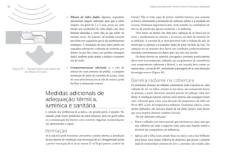 Espaços para aprender e ensinar música: construção e adequação52
» Adoção de vidro duplo: algumas esquadrias
apresentam largura suficiente para que o vidro
simples, em geral de 3 a 5 mm, possa ser subs-
tituído por sanduíches de vidro duplo com duas
lâminas afastadas e, entre elas, ar, gás nobre ou
mesmo vácuo. No entanto, tal medida somente
tem efeito em esquadrias que já são perfeitamente
estanques. A instalação de uma outra janela em
esquadria sobreposta e afastada da existente, por
dentro ou por fora (mas com perfeita estanquei-
dade), também pode ajudar a reduzir a transmis-
são de ruído.
» Compartimentação adicional: se a sala de
música for num extremo do prédio, a comparti-
mentação de parte do corredor de acesso, crian-
do uma antecâmara para a sala de música, pode
facilitar o isolamento sonoro.
Anvisa). Não se trata, aqui, de prover conforto térmico, mas somente
ar fresco, eliminando o monóxido de carbono, odores e a umidade em
excesso. Nenhuma importância têm, neste sentido, os ventiladores de
teto ou de parede que apenas misturam o ar ambiente.
Deve haver ao menos um duto para captação de ar fresco no ex-
terior e insuflamento no interior, e ao menos um duto de exaustão do
ar utilizado. A corrente de ar deve percorrer todo o volume da sala, de
modo que a captação e a exaustão (lado do pátio ou lado da rua). Na
captação ou na exaustão deve haver um ventilador, preferencialmente
instalado externamente aos dutos, para que não seja ouvido.
Os dutos devem em material corrugado e portanto acusticamente
absorvente (normalmente, utilizado em escapamentos de caminhões),
com comprimento suficiente e flexível, e seu traçado deve conter ao
menos duas curvas de 90°, permitindo a passagem do ar com absorção
da energia sonora (Figura 39).
Barreira radiante na cobertura
Os ambientes debaixo do telhado comumente estão expostos ao calor
radiante do sol. As telhas, mesmo se em claras, são comumente foscas
ou porosas e assim absorvem razoável parcela da radiação solar inci-
dente. A ventilação natural, externa como interna, não consegue extrair
calor suficiente para evitar uma elevação da temperatura da telha em
30 ou 40°C acima da temperatura ambiente. Exaustores eólicos, comu-
mente utilizados, são inócuos diante de tal efeito (pouco mais fazem
que uma simples chaminé, também inócua).
Há três diferentes soluções:
» Pintar o telhado com tinta especial, que não basta ser clara, mas que
seja reflexiva em todo o espectro solar, pois suas frações visível e
invisível são comparáveis em influência;
» Aplicar, sob a telha (com contato físico ou não) e com a face brilhante
para baixo, uma manta reflexiva de alumínio, que possui a proprie-
dade de emissividade próxima de zero e, portanto, não irradia calor
Figura 39 – Traçado básico de dutos de
ventilação forçada.
Medidas adicionais de
adequação térmica,
lumínica e sanitária
A solução dos problemas de acústica, em grande parte, é simples. No
entanto, pode trazer problemas de outra natureza, pois em geral reduz-
-se a comunicação do interior com o exterior. Algumas recomendações
são apresentadas a seguir.
Ventilação
Se a sala não pode funcionar com porta e janelas abertas, a instalação
de um sistema de ventilação com renovação do ar é obrigatóriade modo
a prover renovação de ar de ao menos 27 m3/h por pessoa (critério da
 