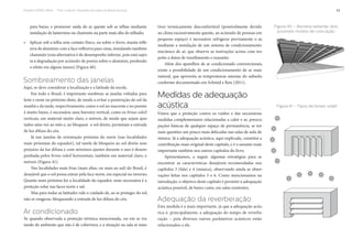 Projeto CAPES-MinC – “Pró-Cultura”: Arquiteturas para um Brasil musical 53
para baixo, e promover saída do ar quente sob as telhas mediante
instalação de lanternins ou chaminés na parte mais alta do telhado;
» Aplicar sob a telha sem contato físico, ou sobre o forro, manta refle-
xiva de alumínio com a face reflexiva para cima, instalando também
chaminés (esta alternativa é de desempenho inferior, pois está sujei-
ta à degradação por acúmulo de poeira sobre o alumínio, perdendo
o efeito em alguns meses) (Figura 40).
Sombreamento das janelas
Aqui, se deve considerar a localização e a latitude da escola.
Em todo o Brasil, é importante sombrear as janelas voltadas para
leste e oeste ou próximo disto, de modo a evitar a penetração do sol da
manhã e da tarde, respectivamente; como o sol no nascente e no poente
é muito baixo, é necessária uma barreira vertical, como os brises-soleil
verticais, em material muito claro, e móveis, de modo que sejam ajus-
tados uma vez ao mês e, ao bloquear o sol direto, permitam a entrada
de luz difusa do céu.
Já nas janelas de orientação próxima do norte (nas localidades
mais próximas do equador), tal tarefa de bloqueio ao sol direto sem
prejuízo da luz difusa e com mínimos ajustes durante o ano é desem-
penhada pelos brises-soleil horizontais, também em material claro, e
móveis (Figura 41).
Nas localidades mais frias (mais altas, ou mais ao sul) do Brasil, é
desejável que o sol possa entrar pela face norte, em especial no inverno.
Quanto mais próxima for a localidade do equador, mais necessária é a
proteção solar nas faces norte e sul.
Mas para todas as latitudes vale o cuidado de, ao se proteger do sol,
não se exagerar, bloqueando a entrada de luz difusa do céu.
Ar condicionado
Se quando observada a proteção térmica mencionada, ou em se tra-
tando de ambiente que não é de cobertura, e a situação na sala se man-
Figura 40 – Barreira radiante: dois
possíveis modos de colocação
Figura 41 – Tipos de brises-soleil
tiver termicamente desconfortável (possivelmente devido
ao clima excessivamente quente, ao acúmulo de pessoas em
pequeno espaço) é necessário refrigerar previamente o ar,
mediante a instalação de um sistema de condicionamento
mecânico de ar, que observe as instruções acima com res-
peito a dutos de insuflamento e exaustão.
Além dos aparelhos de ar condicionado convencionais,
existe a possibilidade de um condicionamento de ar mais
natural, que aproveita as temperaturas amenas do subsolo,
conforme documentado em Schmid e Reis (2011).
Medidas de adequação
acústica
Vimos que a proteção contra os ruídos e das necessárias
medidas complementares relacionadas a calor e ar, preocu-
pações básicas de qualquer espaço de permanência, se tor-
nam questões um pouco mais delicadas nas salas de aula de
música. Já a adequação acústica, aqui explicada, constitui a
contribuição mais original deste capítulo, e é o assunto mais
importante também nos outros capítulos do livro.
Apresentamos, a seguir, algumas estratégias para se
encontrar as características desejáveis recomendadas nos
capítulos 3 (fala) e 4 (música), observando ainda as obser-
vações feitas nos capítulos 5 e 6. Como mencionamos na
introdução, o objetivo deste capítulo é permitir a adequação
acústica possível, de baixo custo, em salas existentes.
Adequação da reverberação
Esta medida é a mais importante, já que a adequação acús-
tica é, principalmente, a adequação do tempo de reverbe-
ração – pois diversos outros parâmetros acústicos estão
relacionados a ele.
 