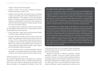 Projeto CAPES-MinC – “Pró-Cultura”: Arquiteturas para um Brasil musical 55
Adequar o tempo de reverberação significa:
» modificar o volume (o TR, em todas as freqüências, aumenta ou
diminui proporcional ao volume); e (ou)
» modificar as áreas de absorção, que também ocorre ao se aumentar
o volume, mas também pode ser feito independentemente (ao se
modificar superfícies, o TR se modifica, e ao acrescentar superfícies,
diminui o TR; sempre na proporção do produto da área e da absor-
tividade em cada freqüência); o aumento do TR por subtração de
materiais de absorção pode significar o aumento do ganho, tornan-
do as salas excessivamente ruidosas;
Esta operação requer uma observação criteriosa do que acontece
em cada freqüência. Numa sala de aula, o aumento apenas da área de
absorção depende de se fazer acréscimos:
» ao piso, colocando-se carpete, que tem alta absorção para freqüên-
cias médias a agudas, a depender da espessura;
» às paredes, colocando-se painéis murais de cartazes ou avisos; tais
painéis, com a superfície em materiais mais ou menos moles como
a cortiça, o EVA ou o feltro, possuem absortividade maior para os
sons agudos, e se forem afastados das paredes como placas fixas nas
bordas e sem estrutura no meio, podem absorver sons graves, As
cortinas podem atuar também sobre sons médios e graves, a depen-
der de sua densidade e distância das paredes;
» ao teto, colocando-se forros; os materiais perfurados absorvem
sons agudos, e se montados afastados do teto, passam a absorver
sons graves, tanto mais graves quanto maior for a distância ao teto.
Adequação do volume
Para se aumentar significativamente a reverberação (isto é, o tempo de
reverberação), o aumento do volume é a medida provavelmente mais
difícil e mais custosa. Implica na eliminação de uma parede, unindo
duas salas vizinhas, ou no soerguimento do telhado e do forro. Isto
Em salas novas: sala fixa ou variável?
A variação nas propriedades acústicas é uma característica que dá muita flexibilidade a salas
de concerto, a exemplo da Sala São Paulo, no Centro Cultural Júlio Prestes, na capital paulista.
Inaugurada no final do séc. XX, seu teto ou parte dele pode se deslocar entre as alturas de 12m
e 22m, permitindo uma variação de 50% no volume. Com isto, obtém-se na sala condições
ideais para uma vasta gama do repertório musical, desde o canto lírico até o repertório sinfô-
nico. A Sala São Paulo foi implantada no vazio existente internamente a um grande edifício
de estação ferroviária, e contou com equipamentos sofisticados. O conceito da sala São Paulo
poderia ser realizado numa sala de ensino de música, requerendo um projeto especial.
Uma possibilidade pouco explorada (apesar de mais simples que o teto móvel) é da variação
do tempo de reverberação mediante modificação dos materiais de revestimento. Painéis pivo-
tantes em paredes e no teto, que girando ao redor do próprio eixo permitam alternar-se as ca-
racterísticas da superfície. Os chamados absorvedores de Helmholtz consistem em cavidades
que drenam o som do ambiente. São caixas rígidas de dimensões pré-calculadas para absorver
o som em faixas muito específicas de frequencia. Eles se comunicam com o ambiente a con-
trolar por pequenos furos, que para obter o efeito de acústica variável podem ser acionados
(orifícios abertos) ou desligados (orifícios fechados). Enfim, cortinas pesadas podem ser ora
abertas sobre paredes lisas ou janelas, ora recolhidas em nichos que neutralizem seu efeito.
Estas medidas de menor custo permitem razoável variação no tempo de reverberação e nas
propriedades acústicas relacionadas.
é feito porque não existe como, num pequeno volume, adicionarmos
reverberação natural (há, sim, uma maneira eletrônica de se fazer isto,
que não consideramos aqui).
Quando não existe laje na cobertura, comumente é possível
desmontar-se o telhado e o forro para se realizar acréscimo de altura
nas paredes. Cerca de 1,5 m já devem produzir significativa diferença
numa pequena sala de aula. Em especial, o desmonte do forro em ma-
deira requer cuidado para não se danificar as peças. Ao final, obtém-se
um volume maior. Observa-se que tal alteração tem impacto sobre a
estrutura da edificação e requer necessariamente a consulta a um pro-
 