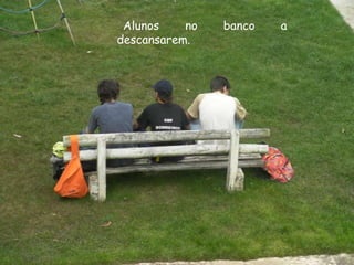 Alunos no banco a descansarem.