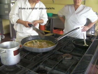 Aluno a enrolar uma omeleta.