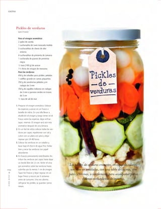 ™JULIO2012
094
cocina
Pickles de verduras
(para 8 tazas)
Para el vinagre aromático:
2 palos de canela
1 cucharadita de nuez moscada molida
3 cucharaditas de clavos de olor
menteros
4 cucharaditas de pimienta de Jamaica
1 cucharada de granos de pimienta
mnegra
1/2 taza (100 g) de azúcar
11/4 litros de vinagre de manzana
Para las verduras:
450 g de cebollas para pickles, peladas
1 coliflor grande en ramos pequeños
350 g de zanahorias peladas y en
mrodajas de 3 mm
350 g de zapallos italianos en rodajas
mde 3 mm o porotos verdes en trozos
mde 3 cm
1/2 taza de sal de mar
1. Preparar el vinagre aromático. Colocar
las especias y azúcar en un frasco o
botella de vidrio. En una olla llevar a
ebullición el vinagre y luego verter en el
frasco sobre las especias, dejar enfriar,
tapar, reservar. El vinagre será aún más
aromático después de una semana.
2. En un bol de vidrio colocar todas las ver-
duras por capas, espolvorear con sal y
cubrir con un plato con peso y dejar
reposar por 24-48 horas.
3. Colocar las verduras en un colador y
lavar bajo el chorro de agua fría. Estilar
bien y secar las verduras con papel
absorbente.
4. En frascos previamente esterilizados dis-
tribuir las verduras por capas hasta dejar
un borde libre de 2,5 cm. Verter el vina-
gre aromático sobre las verduras hasta
cubrirlas por lo menos 1 cm de vinagre.
Tapar los frascos y dejar reposar en un
lugar fresco y oscuro por 6 semanas
antes de consumir. Una vez abierto,
refrigerar los pickles, se guardan varios
meses.
Los pickles de verduras crocantes, en capas de colores,
son ricos en ensaladas, con una tabla de cecinas, con
patés y terrinas, o simplemente para acompañar platos
chilenos contundentes de invierno.
 
