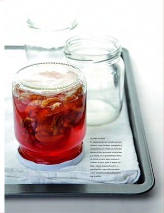 cocina
2012JULIO™
097
SELLADO AL VACÍO
En preparaciones que se enfrascan aún
calientes como chutneys, mermeladas y
preparaciones en almíbar, es primordial
eliminar el aire que queda entre la tapa
y la mezcla, en un procedimiento llama-
do sellado al vacío: basta envasar en
caliente –es decir, pasar la mezcla aún
tibia a frascos todavía tibios tras su
esterilización–, tapar el frasco rápida-
mente y mantenerlo boca abajo hasta
que se enfríe.
 