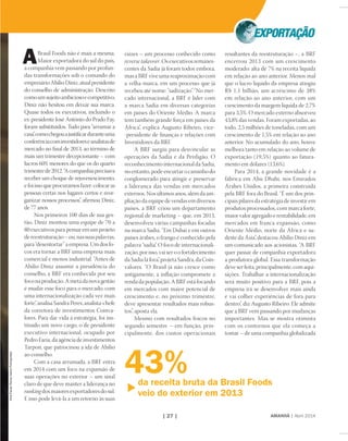 Brasil Foods não é mais a mesma.
Maior exportadora do sul do país,
a companhia vem passando por profun-
das transformações sob o comando do
empresárioAbilioDiniz,atualpresidente
do conselho de administração. Descrito
comoumsujeitoambiciosoecompetitivo,
Diniz não hesitou em deixar sua marca.
Quase todos os executivos, incluindo o
ex-presidente José Antônio do Prado Fay,
foram substituídos. Tudo para “arrumar a
casa”,comochegouajustiﬁcarduranteuma
conferênciacominvestidoreseanalistasde
mercado no ﬁnal de 2013, ao término de
mais um trimestre decepcionante – com
lucros 60% menores do que os do quarto
trimestrede2012.“Acompanhiaprecisava
receber um choque de rejuvenescimento,
efoiissoqueprocuramosfazer:colocaras
pessoas certas nos lugares certos e reor-
ganizar nossos processos”, aﬁrmou Diniz,
de 77 anos.
Nos primeiros 100 dias de sua ges-
tão, Diniz montou uma equipe de 70 a
80executivosparapensaremumprojeto
dereestruturação–ou,nassuaspalavras,
para “desentortar” a empresa. Um dos fo-
cos era tornar a BRF uma empresa mais
comercial e menos industrial. “Antes de
Abilio Diniz assumir a presidência do
conselho, a BRF era conhecida por seu
foconaprodução.Ametadanovagestão
é mudar esse foco para o mercado, com
uma internacionalização cada vez mais
forte”,analisaSandraPeres,analista-chefe
da corretora de investimentos Coinva-
lores. Para dar vida à estratégia, foi ins-
tituído um novo cargo, o de presidente
executivo internacional, ocupado por
Pedro Faria, da agência de investimentos
Tarpon, que patrocinou a ida de Abilio
ao conselho.
Com a casa arrumada, a BRF entra
em 2014 com um foco na expansão de
suas operações no exterior – um sinal
claro de que deve manter a liderança no
ranking dos maiores exportadores do sul.
E isso pode levá-la a um retorno às suas
raízes – um processo conhecido como
reverse takeover. Os executivos remanes-
centes da Sadia já foram todos embora,
mas a BRF vive uma reaproximação com
a velha marca, em um processo que já
recebeu até nome: “sadização”. “No mer-
cado internacional, a BRF é líder com
a marca Sadia em diversas categorias
em países do Oriente Médio. A marca
tem também grande força em países da
África”, explica Augusto Ribeiro, vice-
-presidente de ﬁnanças e relações com
Investidores da BRF.
A BRF surgiu para desvincular as
operações da Sadia e da Perdigão. O
reconhecimento internacional da Sadia,
no entanto, pode encurtar o caminho do
conglomerado para atingir e preservar
a liderança das vendas em mercados
externos. Nos últimos anos, além da am-
pliação da equipe de vendas em diversos
países, a BRF criou um departamento
regional de marketing – que, em 2013,
desenvolveu várias campanhas focadas
na marca Sadia. “Em Dubai e em outros
países árabes, o frango é conhecido pela
palavra “sadia”. O foco de internacionali-
zação, por isso, vai ser o o fortalecimento
da Sadia lá fora”, projeta Sandra, da Coin-
valores. “O Brasil já não cresce como
antigamente, a inﬂação compromete a
renda da população. A BRF está focando
em mercados com maior potencial de
crescimento e, no próximo trimestre,
deve apresentar resultados mais robus-
tos”, aposta ela.
Mesmo com resultados fracos no
segundo semestre – em função, prin-
cipalmente, dos custos operacionais
A resultantes da reestruturação –, a BRF
encerrou 2013 com um crescimento
moderado: alta de 7% na receita líquida
em relação ao ano anterior. Menos mal
que o lucro líquido da empresa atingiu
R$ 1,1 bilhão, um acréscimo de 38%
em relação ao ano anterior, com um
crescimento da margem líquida de 2,7%
para 3,5%. O mercado externo absorveu
43,8% das vendas. Foram exportadas, ao
todo, 2,5 milhões de toneladas, com um
crescimento de 1,5% em relação ao ano
anterior. No acumulado do ano, houve
melhora tanto em relação ao volume de
exportação (19,5%) quanto ao fatura-
mento em dólares (13,6%).
Para 2014, a grande novidade é a
fábrica em Abu Dhabi, nos Emirados
Árabes Unidos, a primeira construída
pela BRF fora do Brasil. “É um dos prin-
cipais pilares da estratégia de investir em
produtos processados, com marca forte,
maior valor agregado e rentabilidade, em
mercados em franca expansão, como
Oriente Médio, norte da África e su-
deste da Ásia”, destacou Abilio Diniz em
um comunicado aos acionistas. “A BRF
quer passar de companhia exportadora
a produtora global. Essa transformação
deve ser feita, principalmente, com aqui-
sições. Trabalhar a internacionalização
será muito positivo para a BRF, pois a
empresa irá se desenvolver mais ainda
e vai colher experiências de fora para
dentro”, diz Augusto Ribeiro. Ele admite
que a BRF vem passando por mudanças
importantes. Mas se mostra otimista
com os contornos que ela começa a
tomar – de uma companhia globalizada
AnaPaulaPaiva/Valor/Folhapress
AMANHÃ | Abril 2014| 27 |
da receita bruta da Brasil Foods
veio do exterior em 2013
43%
 
