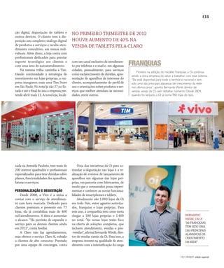 NO | VAREJO edição especial
133
ção digital, degustação de tablets e
outros devices. O cliente tem à dis-
posição um completo catálogo digital
de produtos e serviços e recebe aten-
dimento consultivo, em mesas indi-
viduais. Além disso, a loja conta com
profissionais dedicados para prestar
suporte tecnológico aos clientes e
com uma área de autoatendimento.
Na mesma trilha caminha a Tim.
Dando continuidade à estratégia de
investimento em lojas próprias, a em-
presa inaugurou mais uma Tim Store
em São Paulo. No total já são 27 no Es-
tado e até o final do ano a empresa pre-
tende abrir mais 11. A nova loja, locali-
zada na Avenida Paulista, tem mais de
200 metros quadrados e profissionais
especializados para tirar dúvidas sobre
planos, funcionalidades dos aparelhos,
faturas e serviços.
PERSONALIZAÇÃO E DEGUSTAÇÃO
Desde 2008, a Vivo é a única a
contar com o serviço de atendimen-
to com hora marcada. Dedicado para
clientes premium e presente em 77
lojas, ela já contabiliza mais de 400
mil atendimentos. A ideia é aumentar
o alcance. “Há previsão de expandir o
serviço para os demais clientes ainda
em 2012”, conta Avellar.
A Claro não faz agendamentos,
mas oferece o serviço Claro A, voltado
a clientes de alto consumo. Prestado
por uma equipe de concierges, conta
com um canal exclusivo de atendimen-
to por telefone e e-mail e, em algumas
cidades, pessoalmente, para serviços
como esclarecimento de dúvidas, apre-
sentação de aparelhos de interesse do
cliente, acompanhamento do perfil de
uso e orientações sobre produtos e ser-
viços que melhor atendam às necessi-
dades, entre outros.
Uma das iniciativas da Oi para es-
timular a degustação nas lojas é a re-
alização de eventos de lançamento de
aparelhos em algumas das lojas pró-
prias, em parceria com fabricantes, de
modo que o consumidor possa experi-
mentar e conhecer as novas funciona-
lidades de smartphones e tablets.
Atualmente são 1.060 lojas da Oi
em todo País, entre agentes autoriza-
dos, franquias e lojas próprias. Para
este ano, a companhia tem como meta
chegar a 180 lojas próprias e 1.400
no total. “As novas lojas terão foco
na oferta de soluções completas, que
incluem atendimento, vendas e pós-
-vendas”,afirmaBernardoWinik,dire-
tor de vendas varejo da Oi. Para isso, a
empresa investe na qualidade de aten-
dimento com a intensificação da carga
Fotos:DouglasLuccena/Divulgação
Pioneira na adoção do modelo franquias, a Oi continua
sendo a única empresa do setor a trabalhar com esse sistema.
“Ele está disponível para todo o território nacional e tem
sido uma das principais alavancas de crescimento da rede
nos últimos anos”, aponta Bernardo Winik, diretor de
vendas varejo da Oi, sem detalhar números. Desde 2004,
quando foi lançado, a Oi já soma 982 lojas do tipo.
FRANQUIAS
NO PRIMEIRO TRIMESTRE DE 2012
HOUVE AUMENTO DE 40% NA
VENDA DE TABLETS PELA CLARO
BERNARDO
WINIK,DAOI
“ASFRANQUIAS
TÊMSIDOUMA
DASPRINCIPAIS
ALAVANCASDE
CRESCIMENTO
DAREDE”
ANOVAREJO_telefonia_movel.indd 133 7/20/12 2:23 PM
 