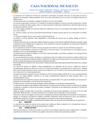 CAJA NACIONAL DE SALUD
Esteban Arce 0-456 * Casilla 524 * Teléfono: 425 1142 *Fax: 425 1186
OFICINA REGIONAL COCHABAMBA – BOLIVIA
UNIDAD DE INFRAESTRUCTURA
Los elementos de madera que formen los montantes o travesaños de puertas serán de una sola pieza en toda su
longitud. Los travesaños inferiores deberán tener uno a dos centímetros más en su ancho, con objeto de permitir su
rebaje en obra.
Los encuentros entre se realizarán a inglete (45 grados) y no por contra perfiles.
Las uniones se ejecutarán conformea lo indicado en los planos de detalle y/o instrucciones de la Supervisión. Cuando
precisen el empleo de falsas espigas, éstas se confeccionarán de madera dura. Solamente se admitirá la ejecución de
los siguientes tipos de uniones:
a) A caja y espiga, ajustada con ayuda de clavijas de madera seca y dura, con una holgura entre espiga y fondo de 1.5
mm como máximo.
b) Uniones a espera, de ranuras suficientemente profundas. En piezas de gran sección, las uniones serán con doble
ranura.
c) Uniones encoladas, para lo cual se usarán colas termoplásticas.
Los bordes y uniones aparentes serán desbastados y terminados de manera que no queden señales de sierra ni
ondulaciones.
El fabricantede este tipo de carpintería, deberá entregar las piezas correctamente cepilladas, labradas, enrasadas, lijadas
y pintadas del color señalado por la Supervisión. No se admitirá la corrección de defectos de manufactura mediante el
empleo de masillas o mastiques.
No se aceptarán las obras de madera maciza cuyo espesor sea inferior o superior en dos milímetros al prescrito.
Las partes móviles deberán practicarse sin dificultad y unirse entre ellas o con partes fijas con una holgura que no
exceda de 1 mm una vez estabilizada la madera.
La colocación de las piezas se realizará con la mayor exactitud posible, a plomada y niveladas en el emplazamiento
definitivo fijado en los planos.
En caso de especificarse puertas contraplaca, los bastidores serán de madera mara de primera calidad cubiertos por
ambas caras con placas de madera del espesor establecido. En la ejecución de estas puertas no se permitirá la utilización
de clavos, debiendo realizarse todo encuentro mediante ensambles.
Previa aceptación del Supervisor de Obra, podrán utilizarse puertas placa fabricadas industrialmente de marca y calidad
reconocidas.
Los marcos de puertas se deberán colocar paralelamente a la elevación de los muros, a objeto de lograr el
correspondiente ajuste entre éstos y los muros. Los marcos irán sujetos a los paramentos con clavos de 4", cruzados
para mayor firmeza y dispuestos de tal manera que no dañen el muro. El número mínimo de empotramientos será de 6
con 3 clavos de 4" por cada empotramiento
Las hojas de puertas se sujetarán al marco mediante un mínimo detres bisagras dobles de 4" con sus correspondientes
tornillos. Las chapas deberán colocarse en las hojas inmediatamente después de haber ajustado éstas a sus
correspondientes marcos.
Otros elementos de carpintería se regirán estrictamente a lo especificado en los planos de detalle y/o formulario de
presentación de propuestas o instrucciones de la Supervisión.
Se debe tomar en cuenta el plomado de algunas puertas detalladas en los planos correspondientes.
La colocación de piezas de quincallería, se efectuará con la mayorprecisión posible, teniendo cui dado que los rebajes
y caladuras no excedan el tamaño de las piezas a instalarse. Toda pieza de quincallería será colocada con tornillos de
tamaño adecuado.
Todas las partes movibles serán construidas y colocadas de forma tal que respondan a los fines a los que están
destinados, debiendo girar y moverse suavemente y sin tropiezos dentro del juego mínimo necesario.
Hasta que la obra sea entregada, las llaves serán manejadas por personal responsable del Contratista. Al efectuarse la
entrega, el Contratista suministrará un tablero numerado conteniendo todas las llaves de la obra, por duplicado e
identificadas mediante un registro, correspondiendo la numeración a las cerraduras respectivas
Las puertas deberán ser lijadas y posteriormente pintadas al duco de acuerdo al color aprobado por la Supervisión.
39.7. MEDICIÓN
La carpintería de madera de puertas de tipo placa será medida por Metro cuadrado (m2.), incluyendo los marcos y
tomando en cuenta la pieza correctamente ejecutada e instalada.
39.8. FORMA DE PAGO
Este ítem ejecutado en un todo de acuerdo con los planos y las presentes especificaciones, medido según lo señalado
y aprobado por el Supervisor de Obra, será pagado a los precios unitarios de la propuesta aceptada.
 