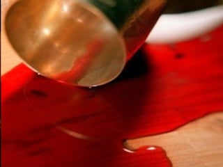 Ele curava as doenças e uma vez recuperados, os mendigos eram estimulados a buscar trabalho para deixarem as ruas... Mas não era isso que vinha acontecendo. Passado algum tempo, Mikao começou a encontrar rostos conhecidos em sua peregrinação pelas ruas. Eram os mendigos que ele havia tratado e que estavam de volta à antiga vida... Perplexo, ele perguntou aos mendigos a razão daquela conduta e ouviu deles que preferiam mendigar porque era mais fácil... (ser infeliz é sempre mais fácil... Basta curvar um pouco as costas, tornar o olhar perdido e reclamar de tudo e de todos... Pronto! Está construído o cenário da infelicidade, onde a maioria habita) 