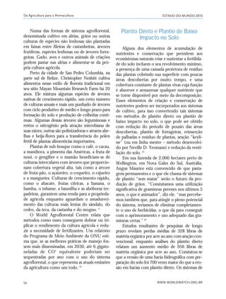 ESTADO DO MUNDO 2010
WWW.WORLDWATCH.ORG.BR54
Numa das formas de sistema agroflorestal,
denominada cultivo em aléias, grãos ou outras
culturas de espécies não lenhosas são plantadas
em faixas entre fileiras de castanheiras, árvores
frutíferas, espécies lenhosas ou de árvores forra-
geiras. Gado, aves e outros animais de criações
podem pastar nas aléias e alimentar-se da pró-
pria cultura agrícola.
Perto da cidade de San Pedro Columbia, na
parte sul de Belize, Christopher Nesbitt cultiva
alimentos nesse estilo de floresta tradicional em
seu sítio Mayan Mountain Research Farm há 20
anos. Ele mistura algumas espécies de árvores
nativas de crescimento rápido, um certo número
de culturas anuais e mais um punhado de árvores
com ciclo produtivo de médio e longo prazo para
formação do solo e produção de colheitas contí-
nuas. Algumas dessas árvores são leguminosas e
retêm o nitrogênio pela atração microbiana de
suas raízes; outras são polinizadoras e atraem abe-
lhas e beija-flores para a transferência do pólen
fértil de plantas alimentícias importantes.
Plantas de sub-bosque como o café, o cacau,
a mandioca, a pimenta das Américas, a fruta de
noni, o gengibre e o mamão beneficiam-se de
culturas intercalares com árvores que proporcio-
nam cobertura vegetal alta, tais como a árvore
de fruta-pão, o açaizeiro, o coqueiro, o cajueiro
e a mangueira. Culturas de crescimento rápido,
como o abacate, frutas cítricas, a banana, o
bambu, o inhame, a baunilha e as abóboras tre-
padeiras, garantem uma renda para a proprieda-
de agrícola enquanto aguardam o amadureci-
mento das culturas mais lentas do sândalo, do
cedro, da teca, da castanha e do mogno.17
O World Agroflorestal Centre relata que
métodos como esses conseguem dobrar ou tri-
plicar o rendimento da cultura agrícola e redu-
zir a necessidade de fertilizantes. Um relatório
do Programa de Meio Ambiente da ONU esti-
ma que, se as melhores práticas de manejo fos-
sem mais disseminadas, em 2030, até 6 gigato-
neladas de CO2
equivalente poderiam ser
sequestradas por ano com o uso do sistema
agroflorestal, o que representa as atuais emissões
da agricultura como um todo.18
Plantio Direto e Plantio de Baixo
Impacto no Solo
Alguns dos elementos de acumulação de
nutrientes e conservação que permitem aos
ecossistemas naturais criar e sustentar a fertilida-
de do solo incluem o seu revolvimento mínimo,
a presença de uma camada protetora de resíduo
das plantas cobrindo sua superfície com poucas
áreas descobertas por muito tempo, e uma
cobertura constante de plantas vivas cuja função
é absorver e armazenar qualquer nutriente que
se torne disponível por meio da decomposição.
Esses elementos de criação e conservação de
nutrientes podem ser incorporados aos sistemas
de cultivo, para isso convertendo tais sistemas
em métodos de plantio direto ou plantio de
baixo impacto no solo, o que pode ser obtido
com redução do período de pousio das áreas
descobertas, plantio de forrageiras, reinserção
de palhadas e resíduo de plantas, aração “keyli-
ne” (ou em linha mestre – método desenvolvi-
do por Neville D. Yeomans) e redução da venti-
lação do solo.19
Em sua fazenda de 2.000 hectares perto de
Wellington, em Nova Gales do Sul, Austrália,
Angus Maurice está convencido de que pasta-
gens permanentes e o que ele chama de sistemas
de plantio “sem matar” serão o futuro da pro-
dução de grãos. “Constatamos uma utilização
significativa de gramíneas perenes nos últimos 5
anos, o que é animador”, diz ele, “mas percebe-
mos também que, para atingir o pleno potencial
do sistema, teríamos de eliminar completamen-
te o uso de herbicidas, o que dá para conseguir
com o aprimoramento e uso adequado das gra-
míneas certas.”20
Estudos resultantes de pesquisas de longo
prazo revelam perdas médias de 328 libras de
matéria orgânica por acre ao ano com aração con-
vencional, enquanto análises do plantio direto
relatam um aumento médio de 956 libras de
matéria orgânica por acre ao ano. Constatou-se
que a erosão de uma bacia hidrográfica com pre-
paração do solo foi 700 vezes maior do que a ero-
são em bacias com plantio direto. Os sistemas de
Da Agricultura para a Permacultura
21_184mundo_VaBe2 6/22/10 15:17 Page 54
 