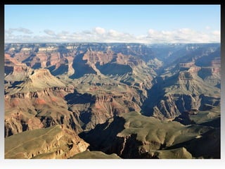 Grand Canyon - Seu vale foi moldado pelo rio Colorado durante
milhares de anos à medida que suas águas percorriam o leito,
aprofundando-o ao longo de 446 km. Chega a medir entre 6 e
29 km de largura e atinge profundidades de 1600 metros. Cerca
de 2 bilhões de anos da história geológica da Terra foram
expostos pelo rio, à medida que este e os seus afluentes vão
expondo camada após camada de sedimentos.
 