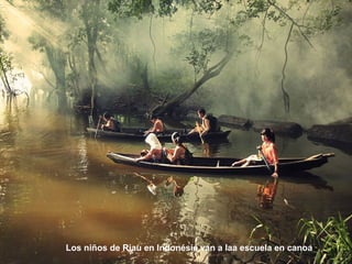 Los niños de Riau en Indonésie van a laa escuela en canoa
 