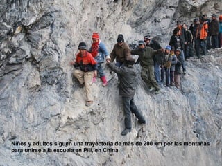 Niños y adultos siguen una trayectoria de más de 200 km por las montañas
para unirse a la escuela en Pili, en China
 