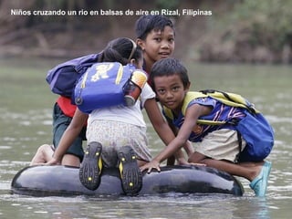Niños cruzando un rio en balsas de aire en Rizal, Filipinas
 