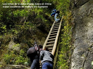 Los niños de la aldea Zhang Jiawa en China
suben escaleras de madera sin sujetarse
 