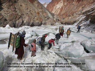 Los niños y los padres siguen un camino de hielo para conseguir ser
internados en la escuela de Zanskar en el Himalaya indio
 