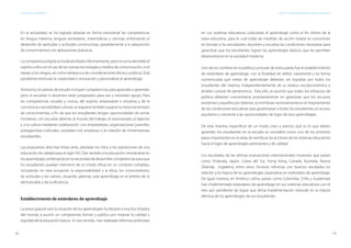 18 19
ESTÁNDARES DE APRENDIZAJE Capítulo 1. Aspiraciones mundiales sobre el aprendizaje
En la actualidad, se ha logrado abordar en forma transversal las competencias
en lengua materna, lenguas extranjeras, matemáticas y ciencias, enfatizando el
desarrollo de aptitudes y actitudes constructivas, paralelamente a la adquisición
de conocimientos con aplicaciones prácticas.
Lacompetenciadigitalsehadesarrolladoinformalmente,peronosehaatendidoel
espíritu crítico en el uso de las nuevas tecnologías y medios de comunicación, ni el
reparo a los riesgos, así como tampoco a las consideraciones éticas y jurídicas. Está
pendiente estimular la creatividad e innovación y personalizar el aprendizaje.
Asimismo, los planes de estudio incluyen competencias para aprender a aprender,
pero ni escuelas ni docentes están preparados para eso y necesitan apoyo. Para
las competencias sociales y cívicas, del espíritu empresarial e iniciativa y de la
conciencia y sensibilidad cultural, se requiere también superar la mera transmisión
de conocimientos, a fin de que los estudiantes tengan oportunidades de tomar
iniciativas, con escuelas abiertas al mundo del trabajo, al voluntariado, al deporte
y a la cultura mediante colaboración con empleadores, organizaciones juveniles,
protagonistas culturales, sociedad civil, empresas o la creación de miniempresas
estudiantiles.
Las propuestas descritas líneas atrás, plantean los hitos y las aspiraciones de una
educación de calidad para el siglo XXI. Dan sentido a la educación centrándola en
losaprendizajes,enfatizandoenlanecesidaddedesarrollarcompetenciasparaque
los estudiantes puedan intervenir de un modo eficaz en un contexto complejo,
incluyendo en esta actuación la responsabilidad y la ética, los conocimientos,
las actitudes y los valores, situando, además, este aprendizaje en el ámbito de lo
demostrable y de la eficiencia.
Establecimiento de estándares de aprendizaje
La preocupación por la situación de los aprendizajes ha llevado a muchos Estados
del mundo a asumir un compromiso formal y público por mejorar la calidad y
equidad de la educación básica. En ese sentido, han realizado reformas profundas
en sus sistemas educativos colocando el aprendizaje como el fin último de la
tarea educativa, para lo cual todas las medidas de acción estatal se concentran
en brindar a los estudiantes, docentes y escuelas las condiciones necesarias para
garantizar que los estudiantes logren los aprendizajes básicos que les permitan
desenvolverse en la sociedad moderna.
Uno de los cambios en la política curricular de estos países fue el establecimiento
de estándares de aprendizaje, con la finalidad de definir claramente y en forma
consensuada qué metas de aprendizaje deberían ser logradas por todos los
estudiantes del sistema, independientemente de su estatus socioeconómico o
ámbito cultural de pertenencia. Para ello, se asumió que todos los esfuerzos de
política deberían concentrarse prioritariamente en garantizar que los recursos
existentes y aquellos por obtener, se invirtieran racionalmente en el mejoramiento
de las condiciones educativas que garantizaran a todos los estudiantes un acceso
equitativo y creciente a las oportunidades de logro de esos aprendizajes.
De esta manera, especificar de un modo claro y preciso qué es lo que deben
aprender los estudiantes en la escuela se consideró como uno de los primeros
pasos importantes en la tarea de reenfocar las acciones de los sistemas educativos
hacia el logro de aprendizajes pertinentes y de calidad.
Los resultados de las últimas evaluaciones internacionales muestran que países
como Finlandia, Japón, Corea del Sur, Hong Kong, Canadá, Australia, Nueva
Zelanda, Inglaterra, entre otros, hicieron reformas con buenos resultados en
relación a la mejora de los aprendizajes, basándose en estándares de aprendizaje.
De igual manera, en América Latina, países como Colombia, Chile y Guatemala
han implementado estándares de aprendizaje en sus sistemas educativos con el
reto aún pendiente de lograr que dicha implementación redunde en la mejora
efectiva de los aprendizajes de sus estudiantes.
 
