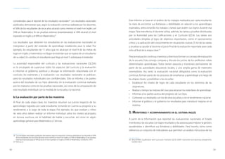 58 59
ESTÁNDARES DE APRENDIZAJE Capítulo 3. Inglaterra: uno de los pioneros en la elaboración e implementación de estándares de aprendizaje
consideradas para el reporte de los resultados nacionales28
. Los resultados nacionales
publicados demuestran que, según la evaluación continua realizada por los docentes,
el 56% de los estudiantes de once años alcanzó como mínimo el nivel 4 en Inglés y el
54% en Matemática. En las pruebas externas (estandarizadas) el 49% alcanzó el nivel
esperado en Inglés y el 44% en Matemática.29
Los resultados que obtienen los estudiantes en las evaluaciones nacionales se
interpretan a partir del estándar de aprendizaje establecido para la edad. Por
ejemplo, los estudiantes de 11 años que no alcanzan el nivel 4 de las metas de
logro en inglés y matemática no llegan al estándar que se espera de un estudiante
de su edad. En cambio, el estudiante que llega al nivel 5 sobrepasa el estándar.
La autoridad responsable del currículo y las evaluaciones nacionales (QCDA)
es la encargada de supervisar todos los aspectos del currículo y la evaluación
e informar al gobierno, publicar y divulgar la información relacionada con el
currículo, los exámenes y la evaluación. Los resultados nacionales se publican,
pero los resultados individuales son confidenciales. Sólo se informa a los padres
acerca del resultado de sus hijos obtenidos en la evaluación continua realizada
por los maestros como en las pruebas nacionales, así como de la comparación de
este resultado individual con la medida de la escuela y la nacional.
b) La evaluación por parte de los maestros
Al final de cada etapa clave, los maestros resumen sus juicios respecto de los
aprendizajes logrados por cada estudiante, tomando en cuenta su progreso y su
rendimiento a lo largo de toda la etapa. Por ejemplo, los que evalúan a niños
de siete años deben realizar un informe individual sobre los niveles alcanzados
en lectura, escritura, en la habilidad de hablar y escuchar, así como en algún
aprendizaje general para Matemática y Ciencias.
28	 “Los resultados nacionales publicados demuestran según la evaluación continua realizada por los docentes el 56%
de los estudiantes de once años alcanzó como mínimo el nivel 4 en Inglés y el 54% en Matemática. En las pruebas
externas (estandarizadas) el 49% alcanzó el nivel esperado en Inglés y el 44% en Matemática”. (DOBSON, 1997)
29	Ídem, p. 6.
Este informe se basa en el análisis de los trabajos realizados por cada estudiante.
Se trata de encontrar sus fortalezas y debilidades en relación a los aprendizajes
esperados, seleccionando los trabajos y tareas que avalen sus logros durante esa
etapa. Para este efecto, el docente utiliza, además, las tareas y pruebas distribuidas
por la Autoridad para las Calificaciones y el Currículo (QCA). Las tareas son
actividades dirigidas al logro de objetivos importantes, como el razonamiento
crítico y la aplicación del conocimiento en situaciones nuevas. El rol de las tareas
y pruebas es ayudar al docente al juicio final de la evaluación reportada para cada
niño al final de la etapa clave.30
Paralaevaluacióncontinua,maestrosydirectivosformanunconsejodeevaluación
de la escuela. Este consejo compara y discute los juicios de los profesores sobre
determinados aprendizajes. Todos tienen asesoría y monitoreo permanente de
parte de las autoridades educativas locales, y una amplia gama de materiales
orientadores. Así, tanto la evaluación nacional obligatoria como la evaluación
continua, forman parte de los procesos de enseñanza y aprendizaje a lo largo de
las etapas claves, y posibilitan a las escuelas:
•	 Establecer los niveles de logro de cada estudiante en los dominios de las
asignaturas.
•	 Realizar a tiempo las mejoras del caso para alcanzar los estándares de aprendizaje.
•	 Informar a los padres acerca del progreso de sus hijos.
•	 Contrastar sus resultados con los de otras escuelas y con el rendimiento nacional.
•	 Informar al público y al gobierno los resultados para introducir mejoras en el
sistema.
5. Monitoreo y acompañamiento en el sistema inglés
A partir de la información que reportan las evaluaciones nacionales, el Estado
monitorea a las escuelas con bajos resultados y las asesora para mejorar la gestión,
ayudándolas a identificar sus fortalezas y debilidades. Para hacerlo, toma como
referencia un conjunto de indicadores que permiten un análisis minucioso de los
30	INGLATERRA. Qualification and Curriculum Authority (QCA) (2009). Assessment and reporting arrangements.
London: QCA.
 