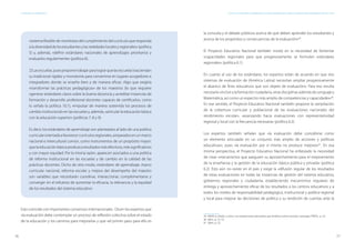 76 77
ESTÁNDARES DE APRENDIZAJE Capítulo 4. Estándares de aprendizaje: Algunas premisas básicas para su elaboración e implementación en el Perú
la consulta y el debate públicos acerca de qué deben aprender los estudiantes y
acerca de los propósitos y consecuencias de la evaluación»39
.
El Proyecto Educativo Nacional también insiste en la necesidad de fomentar
«capacidades regionales para que progresivamente se formulen estándares
regionales» (política 6.1).
En cuanto al uso de los estándares, los expertos están de acuerdo en que «los
sistemas de evaluación de (América Latina) necesitan ampliar progresivamente
el abanico de fines educativos que son objeto de evaluación». Para eso resulta
necesario «incluir a la formación ciudadana, otras disciplinas además de Lenguaje y
Matemática, así como un espectro más amplio de competencias y capacidades»40
.
En ese sentido, el Proyecto Educativo Nacional también propone la «ampliación
de la cobertura curricular y poblacional de las evaluaciones nacionales del
rendimiento escolar», «avanzando hacia evaluaciones con representatividad
regional y local con la frecuencia necesaria» (política 6.2).
Los expertos también señalan que «la evaluación debe concebirse como
un elemento articulado en un conjunto más amplio de acciones y políticas
educativas», pues «la evaluación por sí misma no produce mejoras»41
. En esa
misma perspectiva, el Proyecto Educativo Nacional ha enfatizado la necesidad
de crear «mecanismos que aseguren su aprovechamiento para el mejoramiento
de la enseñanza y la gestión de la educación básica pública y privada» (política
6.2). Esto aún no existe en el país y exige la «difusión regular de los resultados
de estas evaluaciones en todas las instancias de gestión del sistema educativo,
gobiernos regionales y ciudadanía, estableciendo mecanismos regulares de
entrega y aprovechamiento eficaz de los resultados a los centros educativos y a
todos los niveles de responsabilidad pedagógica, institucional y política regional
y local para mejorar las decisiones de política y su rendición de cuentas ante la
39	 RAVELA, Pedro, y otros. Las evaluaciones educativas que América Latina necesita. Santiago: PREAL, p. 22.
40	 Ídem, p. 22-23.
41	 Ídem, p. 22.
«sistema flexible de monitoreo del cumplimiento del currículo que responda
a la diversidad de los estudiantes y las realidades locales y regionales» (política
5) y, además, «definir estándares nacionales de aprendizajes prioritarios y
evaluarlos regularmente» (política 6).
2)Lasescuelas,puesproponetrabajarparalograrquelasescuelastrasciendan
su tradicional rigidez y monotonía para convertirse en lugares acogedores e
integradores donde se enseñe bien y de manera eficaz. Algo que exigiría
«transformar las prácticas pedagógicas» de los maestros (lo que requiere
«generar estándares claros sobre la buena docencia y acreditar instancias de
formación y desarrollo profesional docente» capaces de certificarlos, como
lo señala la política 10.1), «impulsar de manera sostenida los procesos de
cambio institucional» en las escuelas y, además, «articular la educación básica
con la educación superior» (políticas 7, 8 y 9).
Es decir, los estándares de aprendizaje son planteados al lado de una política
curricularorientadaafavorecercurrículosregionales,amparadosenunmarco
nacional e intercultural común, como instrumentos de un propósito mayor:
quelaeducaciónbásicaproduzcaresultadosmásefectivos,mássignificativos
y con mayor equidad. Por la misma razón, aparecen asociados a una política
de reforma institucional en las escuelas y de cambio en la calidad de las
prácticas docentes. Dicho de otro modo, estándares de aprendizaje, marco
curricular nacional, reforma escolar y mejora del desempeño del maestro
son variables que necesitarán coordinar, interaccionar, complementarse y
converger en el esfuerzo de aumentar la eficacia, la relevancia y la equidad
de los resultados del sistema educativo.
Esto coincide con importantes consensos internacionales. Dicen los expertos que
«la evaluación debe contemplar un proceso de reflexión colectiva sobre el estado
de la educación y los caminos para mejorarla» y que «el primer paso para ello es
 