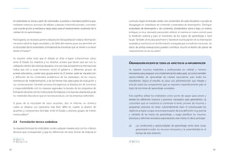 82 83
ESTÁNDARES DE APRENDIZAJE Capítulo 4. Estándares de aprendizaje: Algunas premisas básicas para su elaboración e implementación en el Perú
en estándares se inicia a partir de voluntades, acuerdos y mandatos políticos que,
mediante extensos procesos de debate y alianzas interinstitucionales, concretan
una ruta de acción a mediano y largo plazo para el mejoramiento sostenido de la
calidad de los aprendizajes».
Para lograrlo, es necesario poner a disposición de la población toda la información
necesaria sobre los bajos resultados y las fallas del sistema, pues eso permitirá ver
la necesidad de los estándares y fortalecerá las iniciativas que se tomen a su favor
desde el Estado44
.
Se requiere sobre todo que el debate se dirija a lograr compromisos claros
entre el Estado, los maestros y los distintos actores que tienen que ver con su
utilización dentro del sistema educativo. Una vez más, la experiencia internacional
indica que van a surgir tensiones «entre el gobierno y diferentes grupos de
actores educativos, y entre esos grupos entre sí». El motivo suele ser «la selección
y definición de los contenidos académicos de los estándares, de los marcos
normativos de implementación, o de las formas más adecuadas de evaluación y
sus consecuencias». También provoca discrepancias la distribución de funciones
y responsabilidades con los sistemas regionales, la revisión de los programas de
formación docente con las instituciones formadoras, e incluso las características de
los materiales educativos que se necesita producir, con las empresas editoriales.
A pesar de la necesidad de estos acuerdos, dice el informe, en América
Latina se observa «un panorama más bien débil en cuanto al alcance de
acuerdos y compromisos formales entre el Estado y diversos grupos de interés
involucrados»45
2.3 	 Formulación técnica cuidadosa
Se requiere formular los estándares no de cualquier manera sino con los criterios
técnicos que corresponden y que los diferencian de otras formas de redactar el
44	 Ídem, p. 10.
45	 Ídem, pp. 15-16.
currículo. Según el estudio citado, «los contenidos de cada disciplina y sus ejes se
desagregan en estándares de contenido y estándares de desempeño». Distinguir
estándares de desempeño y de contenido, alineándolos entre sí bajo un mismo
enfoque, es muy necesario para poder «ofrecer al sistema un marco común para
la medición externa y para el monitoreo de los logros de aprendizaje a nivel
local». También sirve para «promover y favorecer la articulación de la información
recabada a nivel local con la información entregada por la medición nacional», los
datos de ambas evaluaciones pueden contribuir mucho al diseño de planes de
mejoramiento en las escuelas46
.
46	 Ídem, p. 23
Organización eficiente de todos los aspectos de la implementación
Se requiere insumos materiales y profesionales en calidad y número
necesarios para asegurar una implementación adecuada, así como también
oportunidades de aprendizaje de calidad equivalente para todos los
estudiantes. Según el estudio, es clave una administración que integre y
articule todos los componentes que se requieren específicamente para el
logro de las metas de aprendizaje acordadas.
Esto significa utilizar los estándares como punto de apoyo para prever y
alinear los diferentes insumos y procesos necesarios para aprenderlos. La
costumbre que se cuestiona es comenzar al revés: proveer de insumos y
programar procesos sin tener suficientemente claro ni consensuado los
objetivos a lograr. Lo que se aconseja es partir de una definición muy precisa
y validada de las metas de aprendizaje, y luego planificar los insumos,
procesos y reformas necesarios para alcanzar esas metas. Es decir, anticipar:
(a)	 Las condiciones y oportunidades de aprendizaje: entre otras cosas,
garantizarle a todos los recursos necesarios y la sostenibilidad en el
tiempo de esta dotación.
 