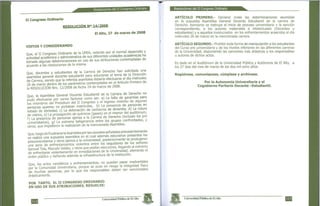 Resoluciones del II Congreso Ordinario
II Congreso Ordinario
RESOLUCIÓN N"> 14/2008
El Alto, 27 de marzo de 2008
VISTOS Y CONSIDERANDO
Oue e! II Congreso Ordinario de la UPEA, velando por el normal desarrollo y
Sidad académica y administrativa de sus diferentes unidades académicas ha
tornado algunas determinaciones en uso de sus atribuciones contempladas de
acuerdo a las resoluciones de la misma.
Oue docentes y estudiantes de la Carrera de Derecho han solicitado una
asamblea general docente estudiantil para solucionar el tema dea Dirección
de Sr era siendo que la referida asamblea debería efectuarse el d.a miércoles
26 de marzo dentro' de los parámetros contemplados en el Art.culo Pnmero de
la RESOLUCIÓN Nro. 12/2008 de fecha 24 de marzo de 2008.
Oue la Asamblea General Docente Estudiantil de la Carrera de Derecho no
nudo efectuarse por varios factores como ser: a) La falta de garantías para
bs miembros del Presidium del II Congreso y el ingreso violento de algunas
nersonas quienes no portaban matrículas, b) La presencia de personas en
estad^deSad, c) La detonación de cachorros de dinamita, d) La rotura
de vidrios, e) La propagación de químicos (gases) en el interior de auditor^
H La presencia de personas ajenas a la Carrera de Derecho (incluido los pre
ÜS, 9) 'a extrema beligerancia entre los grupos confrontados, y
otros; que impidieron la realización de la mencionada Asamblea.
Que, luegode frustrársela Asamblea porlascausales señaladas Precedentemente
se realizó una supuesta asamblea en el cual ademas estuvieron presentes los
D?euniversitarios y otros ajenos a la universidad; posteriormente se produjeron
una seM^de enfrentamientos violentos entre los seguidores de los señores
Samuel Tola!Marcelo Valdez, y otros que pedían elecciones, llegando al extremo
decentarse violentamente en inmediaciones de la Universidad, alterando el
orden público y dañando además la infraestructura de la institución.
Oue los actos vandálicos y enfrentamientes, no pueden pasar inadvertidos
fo Comunidad Universitaria, porque se puso en riesgcHa ¿W« flsja
de muchas personas, por lo que los responsables deben ser sancionados
drásticamente.
POR TANTO, EL II CONGRESO ORDINARIO
EN USO DE SUS ATRIBUCIONES, RESUELVE:
Universidad Pública de El Alto
Resoluciones del II Congreso Ordinario
ARTICULO PRIMERO.- Declarar nulas las determinaciones asumidas
en la supuesta Asamblea General Docente Estudiantil de la carrera de
Derecho. Asimismo se instruye el inicio de proceso universitario y la sanción
correspondiente, a los autores materiales e intelectuales (Docentes y
estudiantes) y a aquellos involucrados en los enfrentamientos acaecidos el día
miércoles 26 de marzo en la mencionada carrera.
ARTÍCULO SEGUNDO.- Prohibir toda forma de manipulación a los estudiantes
del Curso pre universitario y de los niveles inferiores en las diferentes carreras
de la Universidad, disponiendo las sanciones más drásticas a los responsables
u autores de dichos actos.
Es dado en el Auditórium de la Universidad Pública y Autónoma de El Alto, a
los 27 días del mes de marzo de los dos mil ocho años.
Regístrese, comuniqúese, cúmplase y archívese.
Por la Autonomía Universitaria y el
Cogobierno Paritario Docente-Estudiantil.
Universidad Pública de El Alto
 