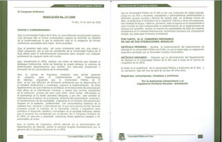 II Congreso Ordinario
Resoluciones del II Congreso Ordinario
RESOLUCIÓN No. 27/2008
El Alto, 29 de abril de 2008
VISTOS Y CONSIDERANDO:
Que, la Universidad Publica de El ALto, es una institución de educación superior,
cuyo principal reto es formar profesionales capaces de enfrentar los desafíos
de la modernidad,por lo que la institución está en la obligación de brindar
condiciones apropiadas para lograr dicho propósito.
Que, el presente siglo exige del nuevo profesional cada vez, una mayor y
mejor prepración, por lo que los estudiantes de la Universidad Publica de El
ALto deben estar lo suficientemente preparados para competir con cualquier
profesional de cualquier parte del mundo.
Que, actualmente la UPEA, adolece una sertie de falencias que impiden el
despegue institucional, entre las falencias se puede destacar la carencia de
determinados departamentos que faciliten una adecuada preparación y
formación de los universitarios de la Universidad.
Que, la carrera de lingüistica mediante nota escrita presentó
un proyecto para la implementación del Departamento
de Idiomas, arguyendo que la Universidad Pública de El
ALto al ser una istitución de formación profesional que se desenvuelve en
el contexto multicultural y multilingue, requiere la implementación de dicho
departamento porque el idioma se constituye en el instrumento de comunicación
más eficaz de la interrelación humana, y siendo que muchos estudiantes
de la institución provine del área rural, estos tiene ciertas dificultades en
el aprendizaje al no existir docentes bilinguies, y por otro lado también se
menciona que el avance de la evolución dinámica del conocimiento universal y
la transformación de las sociedades originarias en el contexto latinoamericano
requiere en el presente profesionales con conocimientos holísticos de la
realidad local, nacional, e internaional por lo que seria preciso formar recursos
humanos acorde al contexto de la diversidad cultural y lingüísticas para
contribuir el desarrollo científico y tecnológico de la sociedad boliviana; siendo
que el proyecto fue considerado por el plenario del II Congreso Ordinario de
la UPEA, en atención a reiteradas soluciones desde gestiones pasadas a las
autoridades de turno.
Que, la Carrera de Lingüistica, solicitó además ser la administradora del
departamento de Idiomas, siendo la solicitud acogida favorablemente por la
plenaria del II Congreso Ordinario de la UPEA.
Universidad Pública de El Alto
Resoluciones del II Congreso Ordinario
Que la Universidad Pública de El Alto al ser una institución de origen popular,
acoge en sus filas a docentes, estudiantes y administrativos pertenecientes a
diferentes grupos sociales y étnicos de nuestro país, sin embargo mucho de
ellos al producirse el fenómeno de la migración interna y otras circunstancias,
han olvidado la lengua materna, asimismo dado el avance en el conocimiento a
nivel mundial se hace indispensable la ¡mplementación de un departamento de
idiomas que posibilite ampliar al máximo las posibilidades de éxito de nuestros
estudiantes en el contexto internacional, haciéndose necesario por consiguiente
brindar una adecuada formación profesional.
POR TANTO, EL II CONGRESO ORDINARIO
EN USO DE SUS ATRIBUCIONES, RESUELVE:
ARTÍCULO PRIMERO.- Aprobar la implementación del Departamento de
Idiomas en la Universidad Pública de El Alto, el cual se regirá bajo un reglamento
específico aprobado por el Honorable Consejo Universitario.
ARTÍCULO SEGUNDO.- Disponer que la administración del Departamento
de Idiomas en la Universidad Pública de El Alto esté a cargo de la Carrera de
Lingüística de la UPEA.
Es dado en el auditórium de la Universidad Pública y Autónoma de El Alto, a
los veintiocho días del mes de abril de los dos mil ocho años.
Regístrese, comuniqúese, cúmplase y archívese.
Por la Autonomía Universitaria y el
Cogobierno Paritario Docente-Estudiantil.
Universidad Pública de El Alto
 