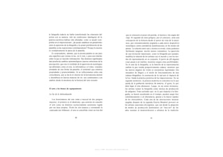 la fotografía todavía no había transformado las relaciones del                           que se conocería el p u n t o de partida, el destino y las etapas del
artista con su materia: sólo las condiciones ideológicas de la                          viaje. El segundo de estos peligros, por el contrario, sería una
práctica pictórica habían sido afectadas, como se puede com-                             concepción de la historia desde el p u n t o de vista de la mecá-
probar en el impresionismo. ¿Se puede establecer un paralelismo                         nica, que sistemáticamente asignaría a cada nuevo dispositivo
entre la aparición de la fotografía y la actual proliferación de las                    tecnológico cierta cantidad de modificaciones en los modos de
pantallas en las exposiciones contemporáneas? Porque la nuestra                         pensar. La relación entre arte y técnica se revela, como podemos
es verdaderamente la época de la pantalla.                                              fácilmente imaginar, m u c h o menos sistemática. La aparición
    Es sorprendente, además, que la misma palabra se use para                           de una invención importante, como la fotografía por ejemplo,
una superficie que retiene la luz, en el cine, y para una interfaz                      modifica la relación de los artistas con el m u n d o y con los m o -
sobre la que se inscribe información. Sus distintos significados                        dos de representación en su conjunto. A partir de allí algunas
dan prueba de cambios epistemológicos (nuevas estructuras de la                         cosas pasan a ser inútiles, mientras surgen otras posibilidades.
percepción), que son el resultado de la aparición de tecnologías                        En el caso de la fotografía, es la función de la representación
tan diferentes como el cine, la informática y el video, reunidos                        realista la que resulta progresivamente caduca, mientras que
alrededor de una forma (la pantalla, el terminal) que sintetiza                         los nuevos ángulos de visión se encuentran legitimados (los
 propiedades y potencialidades. Si no reflexionamos sobre esta                          encuadres de Degas) y el m o d o de funcionamiento de una
 coincidencia, que se da en el interior de la herramienta mental                        cámara fotográfica - l a restitución de lo real por el impacto de
y desemboca en nuevas maneras de ver, nos condenamos a un                              la l u z - funda la práctica pictórica de los impresionistas. En un
 análisis desde la mecánica de la historia del arte reciente.                          segundo m o m e n t o , la pintura moderna se concentra en lo que
                                                                                       queda de la grabación mecánica (la materia, el gesto, lo que
                                                                                       dará lugar al arte abstracto). Luego, en un tercer m o m e n t o ,
El arte y los bienes de equipamiento                                                   los artistas suman la fotografía como técnica de producción
                                                                                       de imágenes. Estas actitudes que, en lo que respecta a la foto-
La ley de la deslocalización                                                           grafía, se fueron sucediendo en el tiempo, pueden surgir hoy
                                                                                       simultáneamente o en alternancia, gracias a la mayor rapidez
   Los historiadores del arte están a merced de dos peligros                           de los intercambios. Cada una de las innovaciones técnicas
mayores: el primero es el idealismo, que consiste en concebir                          surgidas después de la segunda Guerra Mundial provocó en
el arte como un dominio exclusivamente autónomo regido                                 los artistas reacciones divergentes, que van desde la adopción
por sus leyes propias. Dicho de otra manera y retomando lo                             de modos de producción dominantes (el "mec-art" de los
expresado por Althusser, el arte es concebido como un tren del                         años sesenta) al m a n t e n i m i e n t o a ultranza de la tradición




                                                          http://www.scribd.com/Insurgencia
 