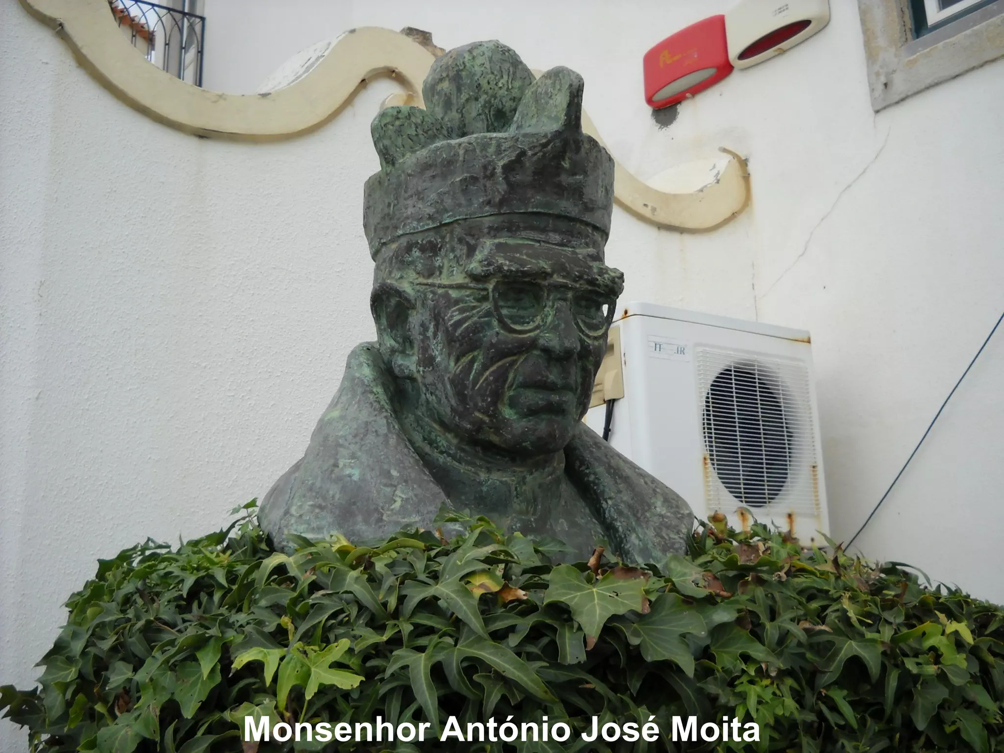 Monsenhor António José Moita
 