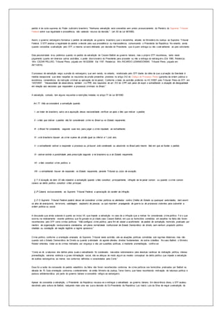 pedido é da corte suprema do Poder Judiciário brasileiro: “Nenhuma extradição será concedida sem prévio pronunciamento do Plenário do Supremo Tribunal 
Federal sobre sua legalidade e procedência, não cabendo recurso da decisão.”: (art. 83 da Lei 6815/80). 
Assim, o governo estrangeiro formaliza o pedido de extradição ao governo brasileiro, que o encaminha, através do Ministério da Justiça, ao Supremo Tribunal 
Federal. O STF analisa a legalidade do pedido e decide pela sua procedência ou improcedência, comunicando o Presidente da República. No entanto, ainda 
quando concedida a extradição pelo STF, a mesma só será efetivada por decisão do Presidente, que é quem entrega ou não o extr aditando ao país solicitante. 
Esta peculiaridade virou polêmica quando no pedido de extradição de Cezare Battisti ao governo italiano, mas o próprio STF reconheceu, tanto neste 
julgamento quanto em diversos outros acórdãos, o poder discricionário do Presidente para proceder ou não a entrega do estrang eiro (Ext 1085, Relator(a): 
Min. CEZAR PELUSO, Tribunal Pleno, julgado em 16/12/2009/ Ext 1197, Relator(a): Min. RICARDO LEWANDOWSKI, Tribunal Pleno, julgado em 
25/11/2010). 
O processo de extradição exige a prisão do estrangeiro, que vem sendo, no entanto, relativizada pelo STF diante da idéia de que a privação da liberdade é 
medida excepcional que deve respeitar os requisitos da prisão preventiva previstos no artigo 312 do Código de Processo Penal (garantia da ordem pública e 
econômica, conveniência da instrução criminal ou aplicação da lei penal). Conforme o texto do acórdão proferido no HC 91657 pelo Tribunal Pleno do STF, em 
13/07/2007: “Necessidade de observância, também n a PPE, dos requisitos do art. 312 do CPP, sob pena de expor o extraditando a situação de desigualdade 
em relação aos nacionais que respondem a processos criminais no Brasil.” 
A extradição, contudo, tem alguns requisitos e restrições listadas no artigo 77 da Lei 6815/80 
Art. 77. Não se concederá a extradição quando: 
I - se tratar de brasileiro, salvo se a aquisição dessa nacionalidade verificar -se após o fato que motivar o pedido; 
II - o fato que motivar o pedido não for considerado crime no Brasil ou no Estado requerente; 
III - o Brasil for competente, segundo suas leis, para julgar o crime imputado ao extraditando; 
IV - a lei brasileira impuser ao crime a pena de prisão igual ou inferior a 1 (um) ano; 
V - o extraditando estiver a responder a processo ou já houver sido condenado ou absolvido no Brasil pelo mesmo fato em que se fundar o pedido; 
VI - estiver extinta a punibilidade pela prescrição segundo a lei brasileira ou a do Estado requerente; 
VII - o fato constituir crime político; e 
VIII - o extraditando houver de responder, no Estado requerente, perante Tribunal ou Juízo de exceção. 
§ 1° A exceção do item VII não impedirá a extradição quando o fato constituir, principalmente, infração da lei penal comum, ou quando o crime comum, 
conexo ao delito político, constituir o fato principal. 
§ 2º Caberá, exclusivamente, ao Supremo Tribunal Federal, a apreciação do caráter da infração. 
§ 3° O Supremo Tribunal Federal poderá deixar de considerar crimes políticos os atentados contra Chefes de Estado ou quaisquer autoridades, bem assim 
os atos de anarquismo, terrorismo, sabotagem, seqüestro de pessoa, ou que importem propaganda de guerra ou de processos violentos para subverter a 
ordem política ou social. 
A discussão que ainda subsiste é quanto ao inciso VII, que impede a extradição no caso de a infração que a motivar for considerada crime político. Foi o que 
ocorreu na relativamente recente polêmica que foi gerada no já citado caso Cesare Battisti, em que os homicídios cometidos em assaltos na Italia não foram 
reconhecidos pelo STF como crimes políticos: “Não configura crime político, para fim de obstar a acolhimento de pedido de extradição, homicídio praticado por 
membro de organização revolucionária clandestina, em plena normal idade institucional de Estado Democrático de direito, sem nenhum propósito político 
imediato ou conotação de reação legítima a regime opressivo.” 
Crime político, conforme a orientação emanada do Supremo Tribunal neste acórdão, são as atuações políticas cometidas sob regimes ditatoriais, mas não 
quando sob o Estado Democrático de Direito ou quando a atividade do agente ofendeu direitos fundamentais de outros cidadãos. No caso Battisti, o Ministro 
Relator entendeu tratar-se de crimes motivados por vingança e não por questões políticas, e mediante premeditação, confira-se: 
“Como se vê, a natureza dos delitos pelos quais o extraditando foi condenado, marcados sobremaneira pela absoluta carêncai de motivação política, intensa 
premeditação, extrema violência e grave intimadação social, não se afeiçoa de modo algum ao modelo conceptual de delito político que impede a extradição 
de súditos estrangeiros, ao menos nos contornos definidos e consolidados pela Corte.” 
Essa foi a razão da concessão do pedido extaditório da Itália: não foram reconhecidos contornos de crime políticos nos homicídios praticados por Battisti na 
década de 70. Esta orientação contrariou o entendimento do então Ministro da Justiça, Tarso Genro, que havia reconhecido moti vação de natureza política e 
postura antidemocrática por parte do governo italiano e concedido refúgio ao estrangeiro. 
Apesar de concedida a extradição, o Presidente da República recusou-se a entregar o extraditado ao governo italiano. Em decorrência disso, o STF acabou 
decidindo pela soltura de Battisti, realçando mais uma vez que a decisão do Ex-Presidente da República Luiz Inácio Lula da Silva de negar a extradição de 
 