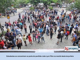 Estudantes se concentram na porta do pavilhão João Lyra Filho na manhã desta terça-feira
 