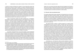 comprendiendo la escuela desde su realidad cotidiana: 198 estudio cualitativo Capítulo 3: Análisis de la organización escolar 199 
y continuo) no estarían terminando por reproducir la cultura democrática peruana más 
amplia (ofrecer cosas para ser electos, prometer y no cumplir) y fomentando más bien una 
cultura democrática «distorsionada» en niños pequeños. Si bien es cierto que los problemas 
enfrentados por los Municipios Escolares no son distintos de aquellos que enfrentan las 
organizaciones democráticas nacionales y que los niveles de participación dependen 
muchas veces del compromiso de las personas, es cierto también que, siendo la escuela 
un espacio de aprendizaje, se debe tener la capacidad para generar una reflexión continua 
sobre comportamientos y actitudes no democráticos. En ese sentido, es imprescindible 
que desarrolle mecanismos que le permitan constituirse verdaderamente como un espacio 
de aprendizaje de la democracia y no sólo como un espacio de reproducción automática 
de los procesos participativos más amplios que se dan en el país. 
Si bien las instituciones creadoras del modelo manifiestan que «la propagación 
generalizada del modelo de Municipios Escolares ha sido importante para su institucio 
nalización»143, habría que evaluar qué tan beneficioso es propagar un modelo que será 
insertado en una cultura escolar con débiles bases democráticas y, sobre todo, con 
actores escolares con poca preparación para guiar una experiencia de este tipo. Diversos 
estudios sobre la experiencia de los Municipios muestran que en las escuelas en las que 
se garantizó un acompañamiento sostenido y capacitación a los diversos actores, el 
Municipio Escolar ha logrado sus objetivos e iniciado procesos importantes de participación 
democrática144. En ese sentido, es de vital importancia que el Ministerio de Educación 
garantice un acompañamiento a estos procesos y garantice que estos nuevos modelos 
funcionen adecuadamente antes de empezar a generalizarlos a gran escala sin contar con 
las herramientas adecuadas para velar por la calidad de los procesos. 
En conclusión, el Municipio Escolar, en las escuelas estudiadas, no goza de legitimidad 
ni de sentido para los estudiantes, se acerca más bien al cumplimiento de un requerimiento 
formal. No es suficiente con institucionalizar medidas innovadoras que busquen crear 
espacios de participación si éstas no vienen acompañadas de mecanismos que garanticen 
un adecuado funcionamiento de dichos espacios145. Por otro lado, el CONEI no constituye 
aún un espacio de participación en el que los estudiantes puedan realmente hacer escuchar 
su voz. En ese sentido, podemos afirmar que, si bien a nivel normativo y formal existen 
espacios de participación, éstos son aún insuficientes y están mal implementados. Cabe 
señalar que en las escuelas encontramos algunos discursos emergentes entre docentes y 
directivos que resaltan la importancia de promover la participación de los estudiantes en 
el ámbito escolar desde un enfoque de derechos de los niños y, desde ese punto de vista, 
es importante apoyar las iniciativas que aparecen en dichas escuelas. 
3.4. Discusión: Hacia una autonomía escolar 
En el presente capítulo hemos buscado comprender el funcionamiento de las cinco escuelas 
estudiadas tanto desde los procesos formales, como aquellos informales que terminan 
dictando el ritmo de la escuela, buscando comprender así la distancia que se da entre el 
deber ser y el ser, entre el discurso de los actores que da cuenta de su interpretación de 
la normativa y sus prácticas cotidianas. Los hallazgos nos muestran que, si bien hay ciertas 
constantes en las cinco escuelas que denotan una cultura escolar similar, encontramos 
también ciertos elementos emergentes o diferenciadores entre las cinco escuelas que 
procuraremos resaltar aquí. 
Nos hemos acercado a analizar los distintos aspectos de la gestión escolar 
comprendiendo ésta como la acción que conduce a entretejer todo lo que acontece en 
el cotidiano de la escuela teniendo en mente fines y metas claras. Para ello partimos 
analizando el PEI como marco de la gestión institucional de las escuelas. Encontramos que 
el PEI, lejos de constituirse en un proceso de participación y una herramienta de gestión, 
termina por considerarse como un requisito formal más en las cinco escuelas. Los hallazgos 
nos muestran que el PEI no se presenta como un proceso articulador de las prácticas, que 
permita definir una identidad clara a cada escuela. El diagnóstico, elemento central del 
PEI, se centra más en dificultades externas que internas, los objetivos planteados se quedan 
en un plano declarativo sin llegar a operativizarse, el director no logra cumplir su rol de 
guía del proceso. En suma el PEI no logra constituirse como espacio de reflexión sobre 
la práctica escolar y el sentido de la educación. Por ello, la lógica del PEI como proceso 
participativo poco a poco va perdiendo sentido, pues no se genera una verdadera discusión 
de los temas importantes para la escuela. En ese sentido, los instrumentos de gestión no 
sólo no logran modificar la dinámica escolar sino que terminan siendo absorbidos por la 
lógica instalada de las escuelas, perdiendo así su sentido como proceso de cambio. 
Encontramos que, a nivel discursivo, todas las escuelas reproducen los objetivos 
planteados desde el sector (haciendo mención explícita de la formación integral en sus 
PEI). Sin embargo, un análisis más profundo nos da cuenta de la distancia existente entre 
el discurso institucional plasmado en el PEI y las interpretaciones de los distintos docentes 
y directivos de cada escuela. De esta manera, difícilmente podríamos estar hablando de 
una visión compartida plasmada en las herramientas de gestión con las que cuentan las 
escuelas. Ello explica que los objetivos planteados en la visión y misión no necesariamente 
se logren traducir en prácticas institucionales y pedagógicas concretas y realistas, ni en 
una priorización de los objetivos en términos pedagógicos. 
143. Save the Children, Suecia (2005:65). 
144. Entre las organizaciones de la Sociedad Civil que desarrollan actualmente proyectos de desarrollo 
de Municipios Escolares están TAREA, Acción por los Niños y Save the Children, Suecia. 
145. Consideramos necesario un estudio a profundidad sobre el funcionamiento de los Municipios 
Escolares en las escuelas que pueda dar cuenta de manera detallada de la percepción que tienen 
directivos, docentes, estudiantes y padres de familia sobre este órgano y sobre los espacios de 
participación de estudiantes en general. Sería importante realizar un estudio comparativo que 
pueda dar cuenta de las diferencias entre escuelas que cuentan con apoyo de otras instituciones 
en la implementación de los Municipios y aquellas que no. 
 