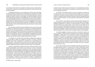 comprendiendo la escuela desde su realidad cotidiana: 206 estudio cualitativo Capítulo 3: Análisis de la organización escolar 207 
de participación democrática? ¿En qué medida los cambios normativos, operativizados en 
los nuevos roles y funciones que los distintos actores deben de cumplir, promueven este 
tipo de participación? 
Los hallazgos mostrados en las cinco escuelas dan cuenta de ciertas limitaciones 
de participación reales en la gestión de la escuela debido a las condiciones en las cuales 
se insertan estas nuevas funciones. Si bien la nueva normatividad representa un esfuerzo 
novedoso por cambiar la situación, las estrategias y mecanismos empleados no parecen 
estar funcionando para alcanzar las metas establecidas. Los nuevos roles se insertan así 
en las lógicas dominantes anteriores, sin reflexionar sobre por qué se requiere cambiar y 
para qué, sobre qué elementos de los roles anteriores no funcionaban. Esta inercia en el 
cambio favorece un cambio meramente formal y anula la posibilidad de una verdadera 
apropiación por parte de los actores de estos nuevos roles. Los cambios en cuanto a muchos 
temas, entonces, terminan siendo cambios normativos que se realizan en la práctica bajo 
lógicas anteriores. 
Ello nos muestra claramente que lo que entendemos como currículo oculto no sólo 
se visibiliza en el ámbito del aula, también lo encontramos en la dimensión organizativa 
de la escuela, en la estructura planteada, en la interpretación de la normatividad, en las 
creencias y valores que influyen de forma constante en las prácticas de los distintos actores 
escolares y que impregnan a la escuela de una cultura particular, de una manera de hacer 
las cosas: un ritmo particular, que le da una cierta identidad. La organización escolar misma 
influye en las concepciones, actitudes y comportamientos de los distintos actores que la 
conforman. Aquí conviene retomar la imagen de escuela como ser viviente. 
Es innegable que en los últimos años la participación ha adquirido una importancia 
central para lograr la mejora de la calidad de la escuela.148 En efecto, el discurso 
pedagógico actual reitera constantemente la importancia de la participación de los 
distintos actores. Y si bien encontramos a nivel discursivo que se reconoce la importancia 
de la participación, ésta se queda, en el mejor de los casos, en un plano formal. Es vital, al 
respecto, preguntarse para qué se participa y qué se busca lograr con la participación. 
Asimismo, el desempeño de las diferentes funciones y roles de los actores no tiene 
presente necesariamente -como horizonte y marco de acción- la visión y la misión del 
colegio. Sobre los fines de la educación y el sentido de la misma, hay una gran variedad de 
opiniones que en muchos casos establecen serias distancias con lo que realmente sucede con 
los estudiantes en términos de aprendizaje. Los hallazgos del estudio ponen en evidencia 
una contradicción: a pesar de que los docentes señalan que «el trabajo en aula» es su 
función principal, muy pocos señalan como parte de sus funciones el «lograr aprendizajes 
en sus alumnos». Si bien el director tiene como función principal «garantizar aprendizajes 
en los estudiantes», finalmente sus tareas cotidianas se reducen al cumplimiento de 
tareas administrativas. Nos preguntamos, entonces, en qué medida podemos hablar de 
autonomía escolar cuando la escuela como institución no se responsabiliza por garantizar 
su función principal: el aprendizaje de sus estudiantes, en gran parte porque no cuenta 
con las condiciones para hacerlo. 
En conclusión, si bien podemos afirmar que se está cambiando la concepción de 
la escuela peruana (y, por ende, las funciones de quienes trabajan en ella), esta nueva 
concepción aún no ingresa a los espacios escolares ni de manera suficiente ni adecuada en 
las aulas. Si la autonomía escolar constituye el horizonte, cabe entonces preguntarnos ¿qué 
implica una escuela autónoma? y ¿en qué condiciones se busca desarrollar la autonomía 
de las escuelas? 
En este contexto, resulta importante analizar las escuelas desde la perspectiva de 
la gestión integral que asume la gestión como un elemento articulador que debe lograr 
aprendizajes significativos en los alumnos. El análisis realizado en el presente capítulo 
nos permite afirmar que la gestión escolar no está al servicio de los objetivos de las 
escuelas. Las funciones institucionales de los actores no tienen como fin ni como meta el 
logro de aprendizajes en los estudiantes. Encontramos una clara escisión entre aspectos 
institucionales y pedagógicos. Integrar los distintos espacios de la escuela bajo los objetivos 
que ésta se plantea es, en el caso de estas cinco escuelas, todavía un reto importante. 
Los aspectos pedagógicos terminan por asociarse casi únicamente al espacio del 
aula, lo cual genera y refuerza la falta de articulación entre los aspectos institucionales 
y pedagógicos e impide pensar en que el sentido de la escuela es lograr aprendizajes 
significativos en los alumnos. Así, la escisión que encontramos a nivel pedagógico entre 
lo cognitivo y lo afectivo, que impide pensar la formación integral como un todo, se 
reproduce también entre los elementos ligados a la gestión institucional y a los aspectos 
pedagógicos. La escuela en su conjunto no es percibida como un espacio de aprendizaje. 
La formación integral como objetivo de las escuelas debiera constituir un reto y una 
oportunidad para articular los distintos espacios y funciones de los actores escolares, 
pero en la práctica no se da. 
Por otro lado, es evidente la falta de capacidad institucional para operativizar las 
estrategias que podrán llevarlos a la concreción de las metas de mediano plazo trazadas 
en el PEI. El PEI requiere de un perfil de director y de docentes conocedores de las 
herramientas y procesos de gestión participativa. Los supuestos sobre los cuales se viene 
construyendo la autonomía escolar no son reales, pues los actores con los que se cuenta 
actualmente no han desarrollado las capacidades necesarias para liderar la escuela de 
la manera esperada. Finalmente, lo que tenemos es un cumplimiento de los aspectos 
formales del PEI, lo cual termina por generar mayor frustración ante la imposibilidad de 
que la esperada autonomía pueda generar cambios significativos en las escuelas. Potenciar 
la autonomía de las escuelas supone desarrollar capacidades en los distintos actores, en 
la comunidad de profesionales que conforman la escuela. 
148. Mariana Eguren en: Montero (2006). 
 