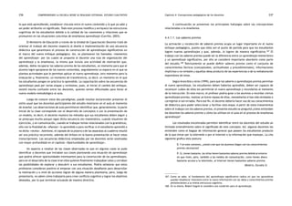 comprendiendo la escuela desde su realidad cotidiana: 236 estudio cualitativo Capítulo 4: Concepciones pedagógicas de los docentes 237 
lo que está aprendiendo, establecer vínculos entre el nuevo contenido y lo que ya sabe y 
así poder atribuirle un significado. Todo este proceso modifica y enriquece las estructuras 
cognitivas de los estudiantes debido a la calidad de las conexiones y relaciones que se 
promueven en las situaciones concretas de enseñanza aprendizaje (Carrillo, 2003). 
El Ministerio de Educación a través de la Unidad de Capacitación Docente trató de 
orientar el trabajo del docente respecto al diseño e implementación de una secuencia 
didáctica que garantizara el proceso de construcción de aprendizajes significativos en 
el marco del nuevo enfoque pedagógico. Así, se plantearon los llamados «momentos 
del aprendizaje» por los cuales se proponía al docente una ruta de organización del 
aprendizaje y la enseñanza, la misma que incluía una actividad de motivación que, 
además, debía recuperar los saberes previos de los estudiantes, un momento para que el 
alumno logre apropiarse de los nuevos contenidos, seguidamente un espacio en el que se 
plantea actividades que le permitan aplicar el nuevo aprendizaje, otro momento para la 
evaluación y, finalmente, un momento de transferencia, es decir, un momento en el que 
los estudiantes pongan en práctica lo aprendido. La capacitación sobre las secuencias de 
aprendizaje pasó por varias etapas y revisiones, pues, al iniciar el cambio del enfoque, 
existió mucha confusión entre los docentes, quienes tenían dificultades para llevar el 
nuevo modelo metodológico al aula. 
Luego de conocer estos dos paradigmas, puede resultar esclarecedor presentar el 
estilo usual que los docentes participantes del estudio mostraron en el aula al momento 
de enseñar. Las observaciones de aula permitieron identificar que, generalmente, la parte 
inicial de la clase corresponde con el desarrollo de conceptos o con la presentación de 
un modelo, es decir, el docente muestra los métodos que sus estudiantes deben seguir y 
se preocupa mucho porque sigan dicha secuencia (en matemática, cuando resuelven de 
ejercicios, y en comunicación, cuando se trabajan temas relacionados con la gramática), 
ello con la finalidad de «afianzar» lo aprendido o para verificar si el estudiante aprendió o 
no dicha «receta». Asimismo, el copiado de la pizarra o de las separatas al cuaderno resultó 
ser una práctica recurrente, además del énfasis en la buena presentación al hacer estas 
transcripciones. Las secuencias didácticas empleadas por los docentes serán analizadas 
con mayor profundidad en el capítulo «Oportunidades de aprendizaje». 
Un aspecto a resaltar de las clases observadas es que en algunos casos se pudo 
identificar a docentes que iniciaban sus clases planteando una situación de aprendizaje 
que podría ofrecer oportunidades interesantes para la construcción de los aprendizajes, 
pero en el desarrollo de la clase eran ellos quienes finalmente trabajaban solos y cerraban 
las posibilidades de explorar y descubrir a sus estudiantes. Podría señalarse que estos 
profesores consideran positivo el empezar con una situación desafiante para desarrollar 
la motivación y a nivel de acciones logran de alguna manera plantearla; pero, luego de 
presentarla, no saben cómo trabajarla para crear conflicto cognitivo y lograr los objetivos 
deseados, por lo que terminan actuando de manera directiva. 
A continuación se presentan los principales hallazgos sobre las concepciones 
relacionadas a la enseñanza. 
4.4.1.1. Los saberes previos 
La activación y recolección de saberes previos ocupa un lugar importante en el nuevo 
enfoque pedagógico, puesto que ellos son el punto de partida para que los estudiantes 
logren nuevos aprendizajes y que, además, lo logren de manera significativa.167 El 
trabajo con los saberes previos puede ser la diferencia entre un aprendizaje memorístico 
y un aprendizaje significativo, por ello se consideró importante abordarlo como parte 
del estudio.168 Teóricamente se puede definir saberes previos como el conjunto de 
conocimientos fácticos (conceptuales, actitudinales y procedimentales), informaciones 
implícitas o no verbales y aquellas ideas producto de las experiencias o de la reelaboración 
espontánea de estas. 
Según Arancibia y otros (1999), para que los saberes o aprendizajes previos permitan 
el nuevo aprendizaje, los estudiantes deben haberlos aprendido, deben ser capaces de 
reconocer cuáles de ellos les permitirán el nuevo aprendizaje y recordarlos al momento 
de la instrucción. En este marco, el profesor podría guiar a los alumnos a recordar ciertos 
aprendizajes previos, realizar un breve repaso de ellos, reenseñarlos si han sido olvidados o 
corregirlos si son errados. Para ese fin, el docente debería hacer uso de sus conocimientos 
de didáctica para poder seleccionar y facilitar esta etapa. A partir de estos lineamientos 
sobre el trabajo con los saberes previos, el presente estudio se preguntó ¿cómo entienden 
los docentes los saberes previos y cómo los utilizan en el aula en el proceso de enseñanza 
aprendizaje? 
Los resultados encontrados permiten identificar entre los docentes del estudio un 
limitado entendimiento sobre el significado de este concepto. Así, algunos docentes los 
entienden como el bagaje de información general que poseen los estudiantes producto 
de lo que miran por la televisión o por el Internet o la información que manejan. La cita 
siguiente grafica esta postura: 
E: Y en este contexto, ¿usted cree que los alumnos llegan con los conocimientos 
previos necesarios? 
P: Sí, tienen bastante, los niños tienen bastantes saberes previos debido al entorno 
en que viven, pero, también a los medios de comunicación, como tienen ahora 
bastante acceso a la televisión, al Internet tienen bastantes saberes previos. 
(Beatriz, Escuela 2) 
167. Como se sabe, el fundamento del aprendizaje significativo radica en que los aprendices 
puedan establecer relaciones entre la nueva información con las ideas y conocimientos previos 
pertenecientes a la misma estructura cognitiva. 
168. En su teoría, Robert Gagné lo considera una condición para el aprendizaje. 
 