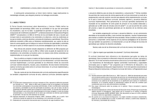comprendiendo la escuela desde su realidad cotidiana: 304 estudio cualitativo Capítulo 5: Oportunidades de aprendizaje en comunicación y matemática 305 
A continuación presentaremos un breve marco teórico; luego explicaremos la 
metodología utilizada, para después presentar los hallazgos encontrados. 
5.1. Marco teórico 
El Tercer Estudio Internacional sobre Matemáticas y Ciencias (TIMSS) define las 
Oportunidades de Aprendizaje (ODA) como las actividades en las que han participado 
los estudiantes y que les ha dado la posibilidad de aprender en aquello que versa las 
evaluaciones del rendimiento estudiantil209. La National Assessment of Educational Progress 
(NAEP)210 conceptualiza a la ODA en términos de las actividades del aula y escuela que 
incluyen tanto el acercamiento a los contenidos y la cobertura, como las condiciones en 
las que se enseña, prácticas docentes y procesos de enseñanza y aprendizaje. Esta última 
definición entiende la ODA como un fenómeno multidimensional, por cuanto no sólo se 
toma en cuenta aquello que se trabaja en el aula en términos de capacidades y contenidos 
sino que se pone un énfasis especial en los procesos pedagógicos que se dan en el aula. 
Para efectos del presente estudio adoptamos la definición de ODA propuesta por 
NAEP poniendo así énfasis en que la ODA se refiere tanto al grado de exposición de los 
estudiantes a los contenidos curriculares como a la manera como dichos contenidos son 
implementados en el aula por los docentes. 
Para el análisis se empleó el modelo de Oportunidades de Aprendizaje de TIMMS211 
buscando así una aproximación al currículo en sus tres dimensiones: currículo intencional, 
currículo implementado y currículo aprendido en los diferentes niveles de concreción 
curricular (sistema educativo, escuela, aula y estudiante). De esta manera intentaremos 
explicar la brecha que existe entre el currículo intencional, el currículo implementado y 
el currículo aprendido. 
Para dar cuenta de las tres dimensiones del currículo analizaremos específicamente 
las variables: programación curricular de aula, cobertura curricular, demanda cognitiva 
209. El estudio sobre implementación curricular realizado en Chile, siguiendo la definición planteada 
por Schmidt et al., 1997, define la ODA como el grado en que se ha enseñado a los alumnos 
los contenidos contemplados en las pruebas administradas, es decir, las ODA están constituidas 
por eventos y actividades en que han participado los alumnos y que, por lo tanto, les dan la 
posibilidad de aprender aquello que se pregunta en estas pruebas. La inclusión del concepto de 
ODA contribuye a una lectura más contextualizada de los datos recogidos a través de pruebas 
estandarizadas y a una interpretación de los datos que contemple las distintas oportunidades 
de aprender a las que han sido expuestas los alumnos. 
210. National Assessment of Educational Progress (1995). Zambrano (2004), por su parte, hace 
referencia al grado de exposición de los estudiantes a los contenidos curriculares. 
211. Elaborado por la Asociación Internacional para la Evaluación de Logro Académico (IEA). 
y secuencia didáctica para las áreas de matemática y comunicación.212 Dichas variables 
nos permiten dar cuenta tanto de ciertos aspectos del currículo intencional (a través de la 
programación) como del carácter concreto que adquiere dicha implementación curricular 
en el aula a través de cobertura curricular, demanda cognitiva y secuencia didáctica 
(currículo implementado). Para aproximarnos al currículo aprendido analizaremos los 
resultados de los estudiantes de sexto grado de primaria en las pruebas elaboradas y 
aplicadas por la UMC tanto de entrada como de salida213, lo cual nos permite dar cuenta 
del proceso y logros de aprendizaje generado por los docentes de las distintas aulas 
estudiadas. 
Las variables programación curricular y secuencia didáctica no son comúnmente 
abordadas en los estudios de ODA y, como veremos más adelante, resultan fundamentales 
para realizar un análisis más integral del tema estudiado. Dichas variables no sólo permiten 
acercarnos a comprender ciertos aspectos de las prácticas pedagógicas de los docentes 
sino que también nos aproximan a la interpretación y al uso del enfoque de las áreas de 
aprendizaje que realizan los docentes estudiados. 
Veamos cada una de las dimensiones del currículo de manera más detallada. 
5.1.1. ¿Qué se espera que aprendan los alumnos?: Currículo intencional 
El currículo intencional hace referencia a los documentos que guían las metas de 
aprendizaje. Este se presenta en diferentes niveles de concreción curricular: normativo y 
operativo. En el nivel normativo encontramos la Estructura Curricular Básica (ECB 2000)214 
y los lineamientos de diversificación regional (contenidos transversales y capacidades 
priorizadas para la región).215 Son propuestos por el Ministerio de Educación y las 
Direcciones Regionales de Educación respectivamente. En el nivel operativo encontramos al 
Proyecto Educativo Institucional, el Proyecto Curricular del Centro, la Programación anual 
212. Estudios anteriores sobre ODA (Cueto et al., 2003, Cueto et al., 2004) han demostrado que existe 
una correlación positiva entre el porcentaje de ejercicios con retroalimentación adecuada y el 
rendimiento de los estudiantes. Asimismo se ha determinado que el porcentaje de ejercicios 
correctos en los cuadernos de los estudiantes no es significativo para explicar el rendimiento 
estudiantil. En el presente estudio no abordaremos ninguna de estas dos variables pues 
consideramos que ya han sido suficientemente estudiadas. 
213. Para mayor información sobre las pruebas ver el capítulo 1 Marco conceptual y aspectos 
metodológicos. 
214. Documento elaborado por la Dirección Nacional de Educación Inicial y Primaria que se encontraba 
vigente durante la investigación. Cabe señalar que se incorporó en el análisis el Programa 
Curricular Reajustado (DINEIP–UDCREEIP 2004). Este documento se basa en la ECB y presenta 
un número menor de capacidades y competencias. 
215. De acuerdo con la Ley General de Educación, si la región considera incorporar competencias, 
aparte de las ya establecidas en la ECB, lo puede hacer, siempre y cuando éstas respondan a 
los intereses y necesidades del contexto. 
 