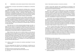 comprendiendo la escuela desde su realidad cotidiana: 306 estudio cualitativo Capítulo 5: Oportunidades de aprendizaje en comunicación y matemática 307 
y la Programación a corto plazo. Estos documentos son trabajados por las Instituciones 
Educativas. 
La ECB se basa en un enfoque por competencias, entendidas como un «conjunto de 
capacidades complejas, que permiten a las personas actuar con eficiencia en los distintos 
ámbitos de su vida cotidiana y resolver allí situaciones problemáticas reales».216 Estas 
se desprenden en capacidades y actitudes. La capacidad se refiere específicamente a los 
conocimientos y a las habilidades procedimentales, mientras que las actitudes se conciben 
como creencias, sentimientos e inclinaciones hacia una u otra manera de actuar. Tanto las 
competencias como las capacidades y actitudes se agrupan en grandes aspectos. 
Una de las características del currículo es que es flexible y diversificable, lo que 
conlleva a que se introduzcan modificaciones necesarias en función de las características 
de los niños, necesidades educativas y demandas de la comunidad. En este sentido, la 
diversificación curricular ha contribuido a que las escuelas incorporen y adapten contenidos 
en los proyectos y programas curriculares institucionales. Por tanto, entendemos al 
currículo intencional como lo que se pretende que los estudiantes logren al término de 
un tiempo determinado. 
Cabe resaltar que en el currículo intencional podemos distinguir dos niveles: un 
primer nivel que se basa en el currículo oficial elaborado por el sector educativo y un 
segundo nivel que consiste en la adaptación que realiza la escuela de este currículo la 
cual es el Proyecto Curricular de Centro (PCC) y hasta un tercer nivel que vendría a ser la 
programación curricular de aula de los docentes. Para aproximarnos al currículo intencional 
contrastaremos el currículo oficial (la ECB) con la programación del docente. 
Vemos entonces cómo cada uno de los niveles introduce un cierto grado de 
variabilidad (en función principalmente de la comprensión e interpretación del sentido 
de los aprendizajes de las áreas) lo cual genera, sólo a nivel de currículo intencional, 
diferentes oportunidades de aprendizaje. Cabe resaltar que la inclusión de un contenido 
en particular en el marco oficial de referencia (currículo) incrementa la probabilidad de 
que dicho contenido sea trabajado por el docente y, por lo tanto, la probabilidad de que 
sus estudiantes logren aprenderlo.217 Si al estudiante no se le brinda la oportunidad de 
aprender difícilmente podrá aprender.218 
5.1.2. ¿Cómo se realizan los procesos de enseñanza aprendizaje?: Currículo 
implementado 
El currículo implementado hace referencia a las competencias y contenidos que son 
trabajados en el aula. En otras palabras, sería lo que realmente se pone en práctica 
216. Manual para Docentes de Educación Primaria. PLANCAD 2000. 
217. Unidad de Currículo y Evaluación (2004), Ministerio de Educación de Chile. 
218. Cervini, 2001. 
y tendría un mayor poder explicativo sobre el aprendizaje de los estudiantes. Este 
currículo se manifiesta principalmente en los cuadernos y apuntes de los estudiantes y en 
observaciones de las sesiones de aprendizaje. 
Muchas de las investigaciones realizadas sobre el currículo implementado se 
aproximan a dicha variable a través de cuestionarios administrados a los docentes219. 
A través del cuestionario se indaga en qué medida los estudiantes han sido expuestos a 
contenidos y procesos incluidos en los ítems de las pruebas de rendimiento. Sin embargo, 
se ha encontrado que este tipo de reporte no da cuenta de las estrategias o procesos 
involucrados en la enseñanza de los contenidos, además de estar sujeto a la interpretación 
de los ítems y deseabilidad de la respuesta de los encuestados. 
De esta manera, nace la necesidad de complementar esta información con el análisis 
de cuadernos de clase y registros pedagógicos de los docentes. El uso de estos materiales (a 
diferencia de los cuestionarios) permite contar con una mejor aproximación de las ODA ya 
que no sólo se analiza los contenidos desarrollados sino que además podemos acercarnos a 
los procesos a través de los cuales los docentes trabajan las capacidades y contenidos (es 
decir el cómo los docentes enseñan dichos contenidos)220. Por otro lado, en los cuadernos 
se consigna el trabajo realizado a lo largo de todo el año escolar. 
Por ello, el presente estudio realizó el análisis del currículo implementado sobre 
la base de los cuadernos de los estudiantes.221 Cabe señalar que estos materiales son 
considerados sólo como un referente en la medida que no son un fiel reflejo de todo lo 
que sucede en el proceso enseñanza aprendizaje, ya que hay ciertas competencias que 
no se registran en el cuaderno del alumno. Asimismo la metodología que se enmarca en 
el nuevo enfoque pedagógico no requiere el uso intensivo del cuaderno. De esa manera 
se torna necesario complementar la información brindada por los cuadernos con técnicas 
de observación de aula que puedan dar cuenta de los procesos que se dan. 
219. Galindo 2002, Cervini 2001, Zambrano 2004. 
220. Dichos materiales fueron utilizados en el estudio realizado en Chile sobre implementación 
curricular. Sobre el uso de los cuadernos se afirma lo siguiente: «De acuerdo a Gvirtz (1997), 
el cuaderno tiene una función de escrituración sistemática de las actividades del aula. Por un 
lado, es el lugar en donde el niño realiza las tareas o la ejercitación cotidiana y el lugar en 
donde registran las actividades realizadas. Por otro lado, tienen también como función la de 
ser el lugar a partir del cual padres, docentes, directivos y los mismos niños recurren para ver 
sintéticamente lo «hecho», lo «trabajado». Esta situación permite considerar los cuadernos en 
los términos utilizados por Ruiz-Primo, Li y Shavelson (2002), esto es, como un instrumento que 
provee un «registro parcial de las experiencias de aprendizaje que los estudiantes tienen en las 
salas de clases durante un período de tiempo determinado.» Implementación Curricular en el 
aula. Matemáticas Primer ciclo básico (NB1 y NB2) Seguimiento a la Implementación Curricular, 
Unidad de Currículum y Evaluación, Ministerio de Educación de Chile (2004:6-7). 
221. En el Perú, los estudios de Santiago Cueto sobre ODA se basan también en el análisis de los 
cuadernos de estudiantes. 
 