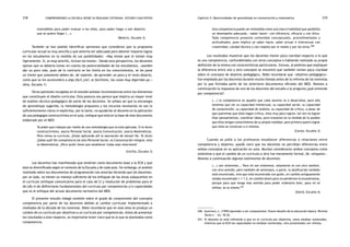 comprendiendo la escuela desde su realidad cotidiana: 318 estudio cualitativo Capítulo 5: Oportunidades de aprendizaje en comunicación y matemática 319 
entendibles para poder evaluar a los niños, para poder llegar a ese objetivo 
que se quiere llegar (...). 
(Beatriz, Escuela 3) 
También se han podido identificar opiniones que consideran que la propuesta 
curricular actual es muy sencilla y que amerita ser adecuada para obtener mayores logros 
en los estudiantes en la medida de sus posibilidades: «Hay temas que lo toman muy 
ligeramente. Sí, es muy sencillo, incluso los textos». Desde esta perspectiva, los docentes 
opinan que se debería tomar en cuenta las potencialidades de los estudiantes, «pueden 
dar un poco más, pues de lo contrario se les limita en los conocimientos, se les pone 
un límite que solamente deben de, de repente, de aprender un poco y el resto dejarlo, 
como que se les acostumbra a algo fácil ¿no?, al facilismo, las cosas muy digeridas ya.» 
(Ana, Escuela 1) 
Otras opiniones recogidas en el estudio señalan inconsistencias entre los elementos 
que constituyen el diseño curricular. Esta postura nos parece que implica un mayor nivel 
de análisis técnico-pedagógico de parte de los docentes. Se señala así que la estrategia 
de aprendizaje sugerida, la metodología propuesta y los recursos necesarios no son lo 
suficientemente claros ni explícitos, por lo tanto, no ayudarían al docente en la aplicación 
de una pedagogía constructivista en el aula, enfoque que está en la base de este documento 
elaborado por el MED: 
Te piden que trabajes por medio de una metodología que no está aplicada. Si te dicen 
constructivismo, asocia Personal Social, asocia Comunicación, asocia Matemáticas. 
Pero revisa la currícula. ¿Están aplicando ahí la asociación de temas? No. Te dicen 
¿Sabes qué? De competencia tal esto Personal Social, es Comunicación Integral, esto 
es Matemáticas. ¿Pero quién tiene que establecer todas esas relaciones? 
(Cecilia, Escuela 3) 
Los docentes han manifestado que tendrían como documento base a la ECB y que 
éste es diversificado según el contexto de la Escuela y de cada aula. Sin embargo, el análisis 
realizado sobre sus documentos de programación nos estarían diciendo que los docentes, 
por un lado, no tienen un manejo suficiente de los enfoques de las áreas subyacentes en 
el currículo (enfoque comunicativo para el caso de CI y resolución de problemas para el 
de LM) ni de definiciones fundamentales del currículo por competencias y/o capacidades 
que es el enfoque del actual documento normativo del MED. 
El presente estudio indagó también sobre el grado de comprensión del concepto 
competencia por parte de los docentes debido al cambio curricular implementado a 
mediados de la década de los noventas. Debe recordarse que en esos años se produjo un 
cambio de un currículo por objetivos a un currículo por competencias. Antes de presentar 
los resultados a este respecto, es importante tener claro qué es lo que se planteaba como 
competencia. 
Una competencia puede ser entendida como una macro habilidad que posibilita 
un desempeño adecuado, «saber hacer» con eficiencia, eficacia y con ética. 
Toda competencia presenta contenidos conceptuales, procedimentales y 
actitudinales, pues implica un saber hacer, saber actuar e interactuar con 
creatividad, calidad técnica y con respeto por el medio y por los otros.240 
Los resultados muestran que los docentes tienen poca claridad respecto a lo que 
es una competencia, confundiéndola con otros conceptos o habiendo realizado su propia 
definición de la misma con características particulares. Incluso, al pedirles que expliquen 
la diferencia entre uno y otro concepto se encontró que también tenían poca claridad 
sobre el concepto de objetivo pedagógico. Debe recordarse que «objetivo pedagógico» 
fue empleado por los docentes durante mucho tiempo antes de la reforma de los noventas 
por lo que formaba parte de los anteriores documentos oficiales del MED. Veamos a 
continuación la respuesta de uno de los docentes del estudio a la pregunta ¿qué entiende 
por competencia?: 
(...) la competencia es aquello que cada alumno va a desarrollar, para ello 
tenemos que ver su capacidad intelectual, su capacidad social, su capacidad 
de comprensión, su capacidad de análisis, su capacidad de crítica, a pesar de 
que queremos que ellos hagan crítica, ellos muy poco logran, tal vez no logran 
hilar pensamientos, coordinar ideas; pero tratamos en la medida de lo posible 
que ellos tengan conocimiento de su propia realidad, pero primero quiero lograr 
que ellos se conozcan a sí mismos. 
(Carlos, Escuela 3) 
Cuando se pidió a los profesores establecer diferencias o relaciones entre 
competencia y objetivo, quedó claro que los docentes no percibían diferencias entre 
ambos conceptos en su aplicación en aula. Muchos consideraron ambos conceptos como 
sinónimos o que el cambio de un currículo a otro fue meramente formal, de «etiqueta». 
Veamos a continuación algunos testimonios de docentes: 
(...) son sinónimos... Para mi son sinónimos, solamente es con otro nombre, 
con otro sentido, pero también de antemano, a parte, la dosificación también 
está enumerado, sino que está enumerado con guión, en cambio antiguamente 
estaba enumerado 1.1 1.2, en cambio ahora para no perdernos lo enumeramos, 
porque para que tenga más sentido para poder ordenarlo bien, para mí es 
similar, es lo mismo.241 
(David, Escuela 4) 
240. Guerrero, L. (1999) Aprender a ser competentes: Nuevo desafío de la educación básica. Revista 
Tarea n.° 43, 18-26. 
241. El docente se está refiriendo a que en el currículo por objetivos, estos estaban numerados, 
mientras que la ECB las capacidades no estaban numeradas, sino presentadas con viñetas. 
 