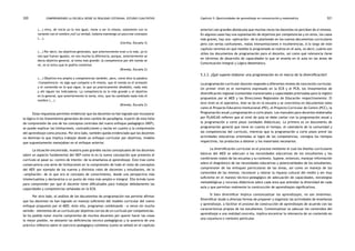 comprendiendo la escuela desde su realidad cotidiana: 320 estudio cualitativo Capítulo 5: Oportunidades de aprendizaje en comunicación y matemática 321 
(...) mira, de inicio yo lo veo igual, viene a ser lo mismo, solamente con la 
variante con el nombre ¿no? La verdad, todavía mantengo un poco ese concepto 
(...). 
(Cecilia, Escuela 3) 
(...) Por decir, los objetivos generales, que anteriormente eran a lo más, yo lo 
veo que fueran iguales, no veo mucho la diferencia, porque, anteriormente se 
decía objetivo general, al tema más grande; la competencia por ahí nomás se 
ve, es lo único que le podría comentar. 
(Brenda, Escuela 2) 
(...) Objetivo era amplio y competencias también, pero, como dice la palabra 
«Competencia» es algo que compete a él mismo, que él nomás es el armazón 
y el contenido es lo que sigue, lo que yo prácticamente desdoblo, nada más 
y ahí siguen los indicadores. La competencia es lo más grande y el objetivo 
es lo general, que anteriormente lo tenía, sino, que ha cambiado nada más el 
nombre (...) 
(Brenda, Escuela 2) 
Estas respuestas permiten evidenciar que los docentes no han logrado aún incorporar 
la lógica ni los lineamientos generales de este cambio de paradigma. A partir de esta falta 
de comprensión de uno de los conceptos centrales del nuevo enfoque pedagógico (NEP), 
se puede explicar las limitaciones, contradicciones y vacíos en cuanto a la comprensión 
del aprendizaje como proceso. Por otro lado, también queda evidenciado que los docentes 
no dominan lo que implica trabajar desde un enfoque curricular por objetivos, modelo 
que supuestamente manejaban en el enfoque anterior. 
La situación encontrada, muestra pues grandes vacíos conceptuales de los docentes 
sobre un aspecto fundamental del NEP como lo es la nueva concepción que presenta el 
currículo al pasar su «centro de interés» de la enseñanza al aprendizaje. Esto trae como 
consecuencia una serie de limitaciones en la comprensión de todo el resto de conceptos 
del NEP, por ejemplo de los nuevos y distintos roles de docentes y estudiantes, de la 
«ampliación» de lo que era el concepto de conocimiento, desde una perspectiva más 
intelectualista y declarativa a un punto de vista más amplio e integral. Ello brinda luces 
para comprender por qué el docente tiene dificultades para trabajar debidamente las 
capacidades y competencias señaladas en la ECB. 
Por otro lado, el análisis de los documentos de programación nos permite afirmar 
que los docentes no han logrado un manejo suficiente del modelo curricular del nuevo 
enfoque propuesto por el MED. Ante ello, programan combinando —a veces sin mucho 
sentido— elementos de un currículo por objetivos con los de un currículo por competencias. 
Se ha podido notar mucho compromiso de muchos docentes por querer hacer las cosas 
lo mejor posible, no obstante las deficiencias técnico pedagógicas y la ausencia de una 
práctica reflexiva sobre el ejercicio pedagógico cotidiano (como se señaló en el capítulo 
anterior) son grandes obstáculos que muchas veces los docentes no perciben de sí mismos. 
En algunos casos hay una suplantación de objetivos por competencias y en otros, los casos 
más graves, hay una «aplicación» de lo planteado en los nuevos documentos curriculares 
pero con serias confusiones, malas interpretaciones e incoherencias. A lo largo de este 
capítulo veremos en qué medida lo programado se realiza en el aula, es decir, cuánto son 
útiles los documentos de programación para el docente, así como qué relevancia tiene 
en términos de desarrollo de capacidades lo que se enseña en el aula en las áreas de 
Comunicación Integral y Lógico Matemático. 
5.3.3. ¿Qué supone elaborar una programación en el marco de la diversificación? 
La programación curricular docente responde a diferentes niveles de concreción curricular. 
Un primer nivel es el normativo expresado en la ECB y el PCB, los lineamientos de 
diversificación regional (contenidos transversales y capacidades priorizadas para la región) 
propuestos por el MED y las Direcciones Regionales de Educación respectivamente. El 
otro nivel es el operativo, éste se da en la escuela y se concretiza en documentos tales 
como el Proyecto Educativo Institucional (PEI), el Proyecto Curricular de Centro (PCC), la 
Programación anual y programación a corto plazo. Los manuales para docentes elaborados 
por PLANCAD refieren que al nivel de aula se debe contar con la programación anual y 
la programación a corto plazo (unidades didácticas). La primera es un documento de 
programación general que tiene en cuenta el tiempo, el calendario de la comunidad y 
las competencias del currículo, mientras que la programación a corto plazo prevé las 
actividades educativas orientadas al logro de las competencias, consigna los tiempos 
respectivos, los productos a obtener y los materiales necesarios. 
La diversificación curricular es el proceso mediante el cual los diseños curriculares 
básicos del MED se adecuan a las necesidades educativas de los estudiantes y las 
condiciones reales de las escuelas y su contexto. Supone, entonces, manejar información 
sobre el diagnóstico de las necesidades educativas y potencialidades de los estudiantes, 
comprensión de los enfoques particulares de las áreas, así como un manejo de los 
contenidos de las mismas; reconocer y valorar la riqueza cultural del medio y ser muy 
suficiente en el manejo técnico-pedagógico de adecuación de capacidades, estrategias 
metodológicas y recursos didácticos sobre cada área que atiendan la diversidad de cada 
aula y que permitan realmente la construcción de aprendizajes significativos. 
Si bien diversificar implica contextualizar los aprendizajes, no son sinónimos. 
Diversificar alude a diversas formas de proponer y organizar las actividades de enseñanza 
y aprendizaje, a facilitar el proceso de construcción de aprendizajes de acuerdo con las 
características propias de los estudiantes. Contextualizar es adecuar los contenidos del 
aprendizaje a una realidad concreta, implica encontrar la relevancia de un contenido en 
una coyuntura o contexto particular. 
 
