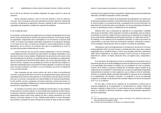 comprendiendo la escuela desde su realidad cotidiana: 334 estudio cualitativo Capítulo 5: Oportunidades de aprendizaje en comunicación y matemática 335 
que el 94% de los docentes encuestados trabajarían de alguna manera la noción de 
conjuntos. 
Dichos resultados muestran, como se verá más adelante a nivel de cobertura 
curricular, que en las aulas se enfoca las matemáticas de manera operativa; adiestrando 
al alumno a la aplicación de algoritmos y fórmulas, dejando de lado la incorporación de 
capacidades que responden al enfoque de resolución de problemas. 
5.3.6. A modo de cierre 
En conclusión, los documentos de programación son versiones interpretadas del currículo 
oficial, de otros documentos de consulta y de prácticas anteriores. Si bien la gran mayoría 
de capacidades programadas están contempladas en los documentos curriculares (PCB 
y ECB), se encuentra que algunas capacidades importantes son escasamente señaladas 
o, en el peor de los casos, ni siquiera son tomadas en cuenta (especialmente en Lógico 
Matemática), por el contrario, se incorporan otras que no corresponderían al nivel ni a 
las metas educacionales establecidas por el sector. 
Llama la atención que una escuela continúe programando a nivel de contenidos, 
cuando algunos de ellos se relacionan muy directamente con algunas capacidades y otros 
solo hacen mención a temas aislados. Probablemente los documentos curriculares no han 
sido funcionales para los docentes y/o entendidos para ser incorporados en su programación 
bajo la concepción que el documento oficial sugiere. Esto es muy importante porque, más 
allá de lo formal, responde a una necesidad que tendrían los docentes para programar y 
desarrollar aprendizajes bajo la concepción del enfoque adoptado, se evidencia una mezcla 
entre una práctica anterior y un intento, y a la vez resistencia, por incluir lo establecido 
en los currículos oficiales. 
Estos resultados nos dan ciertos indicios del cómo se daría la diversificación 
curricular. Los grupos de docentes incluirían en sus programaciones la gran mayoría de las 
capacidades de las áreas tal como aparecen en el documento curricular oficial e incluirían 
otras que a sus juicios y concepciones son imprescindibles en el proceso de aprendizaje. 
En este sentido, recurren a programas curriculares anteriores y textos para extraer y/o 
crear algunas capacidades. Posiblemente se concibe la diversificación solo como un proceso 
de elección de capacidades y contenidos. 
Se encuentra una mixtura entre lo establecido anteriormente y lo que proponen 
los documentos curriculares vigentes. Es muy probable que al programar de esta manera, 
los docentes continúen enseñando los contenidos que se incluían en currículos anteriores 
posiblemente porque tienen mayor dominio de ellos o porque representan ser lo más 
práctico o fácil para trabajar en el aula. También puede deberse a ciertas dificultades 
para asimilar y acomodar los nuevos enfoques de las áreas sin dejar de lado los modelos 
anteriores con los cuales se formaron y aprendieron, además porque los textos de diferentes 
editoriales y del MED corresponden a dichos contenidos. 
Lo encontrado en el análisis de los documentos de programación nos muestra que 
los docentes programan teniendo en cuenta diferentes factores entre los que destacarían: 
el nivel de manejo y la concepción del área, la apropiación del currículo intencional, las 
expectativas de los docentes sobre sus estudiantes, los recursos educativos utilizados en 
el aula, los aprendizajes previos y competencias de los estudiantes. 
Podemos inferir que la concepción de capacidad no es comprendida y trabajada 
como tal por los docentes. Si bien programan en función a capacidades, estas se traducen 
a contenidos en la práctica. Desde el sector se plantea que la capacidad es la integración 
de los conocimientos y habilidades procedimentales que llevan a un saber hacer preciso.255 
Sin embargo, en los cuadernos de los estudiantes analizados, es notorio que priman los 
conocimientos, es por este motivo que encontramos conceptos, información y hechos y 
no las estrategias y destrezas que entran en juego en el proceso de aprendizaje. 
Cabe destacar que en las programaciones no se explicita el uso del tercio curricular, 
aunque podríamos inferir que parte de este es utilizado para darle mayor peso a algunas 
capacidades que se consideran básicas e incluir otras de grados anteriores o posteriores 
(sobre todo en Matemática). En algunas escuelas el tercio curricular se utiliza para el 
desarrollo de «talleres» de inglés, educación física y en algunos casos, computación y 
danzas. 
Si el documento de programación anual es considerado por los docentes como el 
documento que guía las acciones pedagógicas entonces se esperaría que las competencias 
y las capacidades seleccionadas se trabajen con los estudiantes tal como se planificó, 
es decir, con el énfasis y la secuencia establecida. Sin embargo, según el análisis de los 
cuadernos de los estudiantes256 encontramos que no todas las capacidades programadas 
necesariamente se plasman en estos cuadernos y que se trabaja a nivel de contenidos. 
Asimismo, se visualizan algunos contenidos desarrollados en clase que no son considerados 
en la programación, por ejemplo: la Escuela 1 no programó el uso de una adecuada 
ortografía, sin embargo, las dos docentes de la Escuela trabajaron en aula el uso de grafías 
(V, B, Y, LL, G) y tildación. 
Por otro lado, a través de los cuadernos de los estudiantes se observa que la 
secuencia establecida en la programación no necesariamente se cumple, siendo más 
marcado a mediados y finales de año. Es común observar que un contenido ya trabajado 
puede ser retomado en diferentes momentos, aunque no necesariamente siguiendo la 
secuencia programada. 
255. Esta conceptualización se deriva de los marcos curriculares en los diferentes niveles de la 
educación básica que establece el MED. 
256. El análisis más pormenorizado se presentará en el siguiente acápite. 
 