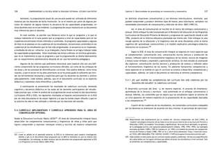 comprendiendo la escuela desde su realidad cotidiana: 336 estudio cualitativo Capítulo 5: Oportunidades de aprendizaje en comunicación y matemática 337 
Asimismo, la programación anual de una escuela puede ser utilizada de diferentes 
maneras por los docentes de dicha institución. Se ve el intento por parte de algunos por 
tratar de respetar de alguna manera la secuencia de las capacidades programadas, en 
otros docentes esto no es tan evidente. La programación anual resultaría ser un documento 
muy referencial para el docente. 
En este sentido, se percibe una distancia entre lo que se programa y lo que se 
trabaja realmente en el aula puesto que se programa a nivel de capacidades pero en los 
cuadernos encontramos títulos referidos a contenidos. Se programa capacidades y algunas 
de ellas no se plasman en los cuadernos de los estudiantes, encontramos contenidos en los 
cuadernos de los estudiantes que no han sido programados, la secuencia no es respetada, 
a mediados de año se «refuerza» lo ya trabajado y hacia finales no se logra trabajar todas 
las capacidades programadas. Estos resultados nos llevan a afirmar, en términos generales, 
que no se implementa lo que se programa y que la programación se diseña básicamente 
por un requerimiento administrativo dejando de ser una herramienta pedagógica. 
Algunos de los motivos que podríamos mencionar para explicar ello son una defi-ciente 
comprensión de las programas curriculares oficiales, así como de los enfoques de 
las áreas y de los procesos de diversificación curricular. Esto podría deberse, entre otras 
razones, a que el sector en los años anteriores no se ha preocupado lo suficiente por brin-dar 
las herramientas necesarias y explícitas para que los docentes las asimilen y utilicen 
adecuadamente. Cabe señalar, además, que en el documento curricular no se explicita 
didáctica y realmente cómo diversificar y planificar. 
A continuación se presentarán los resultados de cobertura curricular, demanda 
cognitiva y secuencia didáctica en las aulas de los docentes participantes del estudio. 
Cabe precisar que, si bien el análisis de la programación anual se basó en dos documentos 
curriculares (PCB y ECB), los siguientes resultados se basarán exclusivamente en la ECB 
por ser este documento el de mayor vigencia y el que ha tenido mayor difusión y que en 
la práctica ha sido el más utilizado y referido por los docentes del estudio. 
5.4. Currículo implementado y currículo aprendido para el área de 
Comunicación Integral 
Desde la Estructura Curricular Básica (ECB)257 «El área de Comunicación integral busca 
desarrollar las competencias comunicativas y lingüísticas de niñas y niños para que 
logren comprender y expresar mensajes orales y escritos de manera competente 
257. Como se señaló en el apartado anterior, la ECB es la referencia para nuestra investigación 
debido a que es el documento base propuesto por el MED al momento en que se realizó esta 
investigación. Sin embargo, se debe recalcar que los docentes han programado siguiendo la ECB 
y el Programa Curricular Básico 2004 (PCB). 
en distintas situaciones comunicativas y con diversos interlocutores. Asimismo, que 
puedan comprender y producir distintos tipos de textos, para informarse, satisfacer sus 
necesidades funcionales de comunicación y disfrutar de ellos» MED (1999:33). 
Así, el área de Comunicación se inscribe en el marco del enfoque comunicativo y 
textual. Dicho enfoque ha sido incorporado por el Ministerio de Educación en los Programas 
Curriculares de Educación Primaria de Menores y programas de capacitación desde el año 
1996, producto de la reforma educativa planteada ese mismo año. Este enfoque no solo 
recoge aportes de la educación y la lingüística sino de otras disciplinas como la teoría 
cognitiva del aprendizaje constructivista y el modelo explicativo psicológico-didáctico 
interactivo en la lectura.258 
Según la ECB, el área de comunicación integral se organiza en cinco aspectos que 
se complementan: comunicación oral; comunicación escrita (lectura y producción de 
textos); reflexión sobre el funcionamiento lingüístico de los textos; lectura de imágenes 
y textos ícono-verbales y expresión y apreciación artística. En este estudio se analizarán 
dos aspectos: comunicación escrita (lectura y producción de textos) y reflexión sobre 
el funcionamiento lingüístico de los textos. En adelante llamaremos competencias a 
estos aspectos en la medida en que el currículo se orienta a desarrollar competencias y 
capacidades. Además, en todo el documento se menciona el término competencia. 
5.4.1. ¿En qué medida las competencias del currículo han sido cubiertas por los 
docentes del estudio?: la cobertura curricular 
El desarrollo curricular del área —y, de manera especial, el proceso de enseñanza-aprendizaje 
de la lectura y escritura— está sustentado en el enfoque comunicativo y 
textual. Además, los contenidos que se espera que los estudiantes logren al término de 
un ciclo aparecen de manera explícita en la presentación de las capacidades asociadas 
a las competencias.259 
A partir de los cuadernos de los estudiantes, los contenidos curriculares trabajados 
por los docentes se analizaron de acuerdo con dos criterios: el porcentaje de ejercicios/ 
258. Desarrollado más ampliamente por el modelo de «lectura compartida» de Solé (1992), el 
‘modelo’ psicológico evolutivo de las fases en la estructura interna de la escritura de Ferreiro y 
Teberosky (1979); los modelos ‘funcionales y significativos’ de la escritura derivados, en general, 
de la pedagogía activa y de supuestos globalizadores (Zabala, 1990, 1994, 1995); las tipologías 
textuales de Adam (1985 y 1987 en Cassany et. al. 1992) y el modelo de proceso de composición 
escrita de Flowers y Hydes (1980, 1981 en íd.), entre otros elementos <http://www.tdx.cesca. 
es/TESIS_URV/AVAILABLE/TDX-1204102 163449//11IBTLecturayescrituraconstructivista.pdf>. 
259. Cabe señalar en este punto que el currículo resulta amplio y ambicioso. No hay una especificación 
de cuáles deben ser los logros mínimos que deben alcanzar los estudiantes a nivel nacional. Solo 
se presentan las competencias y capacidades. 
 