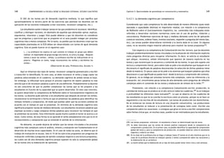 comprendiendo la escuela desde su realidad cotidiana: 348 estudio cualitativo Capítulo 5: Oportunidades de aprendizaje en comunicación y matemática 349 
El 26% de las tareas son de demanda cognitiva mediana, lo que significa que 
aproximadamente la tercera parte de los ejercicios que plantean los docentes son de 
aplicación de las nociones trabajadas (crear oraciones, reconocer categorías, etc.). 
Los estudiantes suelen trabajar tareas en las que predomina el reconocer, identificar, 
clasificar y distinguir nociones, en desmedro de aquellas que demandan opinar, explicar, 
argumentar, relacionar y juzgar. Esto puede deberse a que los docentes no consideran 
que las preguntas y ejercicios que se proponen en el aula pueden indagar por procesos 
cognitivos más o menos complejos. Por lo tanto, es posible que los docentes crean que las 
capacidades planteadas en la ECB deban ser desarrolladas con tareas de igual demanda 
cognitiva. Esto se puede ilustrar en el siguiente caso: 
(...) La profesora les explica en qué consiste el trabajo en grupo que deben 
realizar: el responsable de grupo escoge una noticia, la corta y la pega. «Después 
vamos a sacar los verbos», señala. La profesora escribe las indicaciones en la 
pizarra: «Pegamos un texto, luego reconocemos los verbos y escribimos los 
verbos.» 
(Observación de aula, Profesora Ana, Escuela 1) 
Aquí se refuerzan dos tipos de tareas: reconocer categorías gramaticales y escribir 
o transcribir lo identificado. En este caso, se debe reconocer el verbo y luego copiar las 
palabras seleccionadas en el cuaderno. La demanda cognitiva de ambas tareas es baja. 
Sin embargo, la dificultad varía porque el proceso cognitivo de repetir palabras es más 
sencillo que el de reconocer palabras a partir de una definición. Probablemente la docente 
no sea consciente de que es posible complejizar las tareas que se les propone a los 
estudiantes en función de la capacidad que se quiere desarrollar. En este caso concreto, 
se quiere desarrollar la competencia de Reflexión sobre el funcionamiento lingüístico de 
los textos. La docente pudo solicitar a los estudiantes que después de extraer los verbos, 
reconocieran la terminación o forma en que se presentan las palabras para identificar los 
tiempos verbales y compararlos, de modo que puedan saber que las acciones cambian de 
acuerdo con el tiempo en que se presentan. En términos de la demanda cognitiva esto 
significaría proponer tareas de mediana demanda. Los estudiantes reconocen palabras que 
expresan acciones y luego comparan dichas palabras para reconocer los tiempos en que 
se presentan las acciones. Esta información ayuda mucho cuando el lector se acerca a un 
texto. Como vemos, de esta forma no se aprende el verbo aisladamente sino que es en el 
reconocimiento y comparación que se entiende el sentido de la información. 
No obstante, no puede dejarse de señalar que las tareas vinculadas a los procesos 
cognitivos más complejos como el análisis, síntesis y evaluación son fundamentales en el 
desarrollo de muchas otras capacidades. En el caso de todas las aulas, se observa que el 
trabajo de evaluación es escaso. Solo el 1% de los ejercicios propuestos son preguntas de 
evaluación (referidas a preguntas de opinión compleja respecto a una lectura propuesta), 
las cuales son de alta demanda cognitiva porque suponen no solo la comprensión global 
de los textos sino la elaboración de opiniones. 
5.4.2.1. La demanda cognitiva por competencia 
Considerando que cada competencia ha sido desarrollada de manera diferente (pues están 
asociadas a capacidades distintas) es importante resaltar, con relación a la competencia 
de Reflexión sobre el funcionamiento lingüístico, los contenidos más trabajados están 
referidos a desarrollar nociones normativas como son el uso de grafías, tildación y 
concordancia. Predominan ejercicios de baja y mediana demanda como los de aplicación 
(construir oraciones, ordenar frases, inventar oraciones, responder a preguntas del mismo tipo, 
etc). Las tareas pueden desarrollarse volviendo a la teoría dada en la clase. En algunos 
casos, no se necesita ningún material adicional para resolver las tareas propuestas278. 
Con respecto a la competencia de Comunicación escrita: lectura, que los docentes 
trabajan predominantemente tareas vinculadas a la localización de información explícita 
como preguntas directas para recuperar información. Es decir, se solicita al estudiante 
que ubique, reconozca, señale información que aparece de manera explícita en los 
textos y que reconstruyan la secuencia y contenido de los textos, lo que solo supone una 
lectura y comprensión literal, pero sobre todo se pide a los estudiantes que busquen en el 
diccionario el significado de palabras desconocidas (la selección de dichas palabras viene 
desde la maestra). En pocos casos se les pide a los alumnos que busquen palabras que ellos 
desconocen o cuyo significado se pueda intuir desde la lectura y comprensión del contexto. 
En general, no se indaga por procesos lectores más complejos, como las inferencias y la 
evaluación. Así, encontramos pocas tareas de alta demanda como preguntas de reflexión 
complejas sobre el contenido de los textos y elaboración de síntesis de lo leído.279 
Finalmente, con relación a la competencia Comunicación escrita: producción, la 
cantidad de textos que se produce en el año varía en todos los cuadernos,280 no se trabajan 
a profundidad los diferentes tipos textuales281. Lo que se observa en los cuadernos de 
los estudiantes es que no se concibe la escritura como un proceso, porque no se hace un 
seguimiento a los escritos de los estudiantes. Las tareas de producción son domiciliarias. 
No se enmarcan las tareas de lectura en una situación comunicativa. Las producciones 
de los estudiantes se reducen a la presentación de consignas tales como «Escribe una 
composición sobre tus vacaciones» o consignas que giran en torno a escribir composiciones 
sobre fechas cívicas que, en muchos casos, pueden no ser motivadoras para los estudiantes. 
278. Las tareas propuestas «entrenan» al estudiante a hacer un determinado tipo de tarea. 
279. Se debe mencionar que las tareas de síntesis podrían trabajarse desde la competencia de 
comprensión y producción. En el primer caso, es posible identificar la capacidad de comprensión 
global del texto y, para la competencia de producción, es posible observar cómo el estudiante 
organiza y redacta sus ideas. 
280. En la clase de la profesora Ana se llega a trabajar hasta 27 textos en el año mientras que en la 
clase de la profesora Brenda se trabajan apenas 2 textos (composición sobre las vacaciones y 
la elaboración de un acróstico). 
281. La teoría señala que la elaboración de un tipo de texto puede tomar entre cinco y seis semanas. 
 