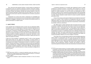 comprendiendo la escuela desde su realidad cotidiana: 96 estudio cualitativo Capítulo 3: Análisis de la organización escolar 97 
Pero, más allá de estos elementos formales, es preciso analizar los elementos de 
la organización escolar que realmente condicionan la dinámica institucional cotidiana. 
El presente capítulo busca explorar el funcionamiento de las cinco escuelas, tanto desde 
los procesos formales como aquellos informales que terminan dictando el ritmo de la 
escuela, buscando comprender la distancia que se da entre el deber ser y el ser, entre el 
discurso de los actores que da cuenta de su interpretación de la normativa y sus prácticas 
cotidianas. 
Empezaremos con un breve marco teórico y explicación de la metodología para 
luego aproximarnos al funcionamiento de las cinco escuelas desde el análisis de la gestión 
institucional y pedagógica, analizando los roles y funciones de los distintos actores y su 
grado de participación en la gestión escolar. 
3.1. Marco teórico 
Se han realizado pocas investigaciones sobre la escuela como una organización debido, 
principalmente, a que se ha subordinado el estudio de la dimensión organizativa de las 
escuelas al estudio de los procesos didácticos. El énfasis puesto en el espacio del aula 
y en priorizar los elementos vinculados específicamente a los procesos de enseñanza-aprendizaje 
no ha examinado con suficiente detenimiento los vínculos entre estos 
procesos ni el espacio más amplio en el que se dan. Esto ha venido perpetuando no solo 
el desconocimiento de la dinámica organizativa de la escuela sino, sobre todo, un vacío 
de información con respecto a los mecanismos que articulan el espacio del aula con el 
espacio más amplio de la escuela. 
A pesar de ser poco estudiada, la organización escolar31 ha sido un tema examinado 
desde diversos puntos de vista. Algunos de ellos proponen, en primera instancia, la 
observación de la estructura organizativa de la escuela desde una perspectiva en la que 
la construcción de los modelos «normativamente correctos» se convertía en el objetivo 
primario.32 Durante mucho tiempo, la mirada que se tuvo de la escuela como organización 
escolar fue entendida como «la disposición armoniosa de todos los elementos de la escuela 
para conseguir los objetivos propuestos» (Santos Guerra 1997:242). Esta visión ideal de 
la organización escolar no permitía examinar con mayor profundidad la configuración de 
dichos elementos.33 
31. Según Santos Guerra (1997:21), el concepto de organización escolar hace referencia a «los 
elementos de la realidad educativa que constituyen el entramado contextual o a la institución 
en la que se desarrolla la enseñanza pública o privada formal». 
32. Glatter, (1986:22). 
33. Esta perspectiva es adoptada en algunas investigaciones realizadas en el marco de la eficacia 
escolar. 
La perspectiva dominante en los estudios sobre organización escolar ha estado 
presidida por la dimensión formalista y funcionalista. Dicha perspectiva se centra en 
los aspectos formales de la estructura y no logra concebir a la escuela como un espacio 
dinámico de cambios constantes, en la que los actores van interpretando sus roles y 
funciones; un espacio en el que, más allá de los mecanismos formales, existe una diversidad 
de mecanismos informales que son los que finalmente determinan el funcionamiento de 
la escuela. Estudiar únicamente el plano formal de la escuela no permite comprender 
qué sucede en ellas. 
De esas críticas surge una preocupación dirigida hacia los llamados microprocesos34 
internos de la escuela. Si bien la escuela es una organización como otras, no es una 
organización estática: hay muchos tipos de interacción entre los miembros que habitan 
el interesante mundo de la escuela. Hay transacción de conocimientos, de sentimientos, 
de actitudes, de discurso y de prácticas. 
Ball (1989) propone un análisis organizativo sobre las escuelas que tome en cuenta 
la dimensión micropolítica. Esta haría que cada escuela se convierta en una organización 
impredecible y única.35 Cada escuela tiene una cultura propia y diversas subculturas, 
conflictos que rompen la pretendida armonía, y una diversidad de metas. Asimismo, el 
poder se encarna sobre las personas y grupos, costumbres y rutinas propias que mantienen 
la identidad de la escuela y la confrontación deriva de los diferentes intereses de los 
individuos. Para Hoyle,36 por su parte, puede decirse que la micropolítica consiste en las 
estrategias que utilizan los individuos en los contextos organizativos para emplear sus 
recursos de autoridad e influencia con el fin de conseguir sus intereses. 
Por otro lado, mirar a la escuela desde el estudio de sus particularidades organizativas 
supone también el reconocimiento del sujeto como actor que atribuye significados 
a la estructura y funcionamiento escolar. La realidad organizacional de la escuela es 
comprendida entonces como un espacio de redefinición permanente. Como señala Santos 
Guerra (1997:186), es preciso «comprender cada escuela como institución irrepetible, 
dinámica, llena de expectativas, conflictos y tensiones, pero teniendo en cuenta las 
características genéricas de todas las escuelas como instituciones de reclutamiento forzoso, 
34. Con este término hacemos referencia a los procesos cotidianos, procesos que son producto de 
las relaciones, en los que se hace visible no sólo las relaciones armónicas sino también aquellos 
procesos de conflicto que permiten que la escuela sea una organización compleja. 
35. El modelo micropolítico surge a partir de las críticas de S. J. Ball (1986) a los modelos formales 
asentados en la teoría del sistema, que parten de la premisa que todo sistema posee una estructura 
y una forma de funcionar que persigue el equilibrio. Las críticas de Ball se centran en que el 
carácter abstracto de dicha teoría, se aleja de la investigación empírica dentro de las escuelas, 
y, en vez de eso, propone un enfoque particular de cada escuela, a través de la observación e 
información que brindan sus protagonistas. 
36. Según Santos Guerra (1997:84). 
 