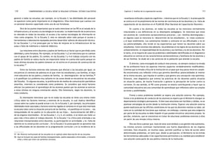 comprendiendo la escuela desde su realidad cotidiana: 110 estudio cualitativo Capítulo 3: Análisis de la organización escolar 111 
general a todas las escuelas; por ejemplo, en la Escuela 3, las debilidades del personal 
no aparecen como parte importante en el diagnóstico. Ellos mencionan que cuentan con 
un personal docente capacitado como una de sus fortalezas. 
Otro de los puntos importantes que se suele mencionar en los PEI es el estado de la 
infraestructura y el acceso a la tecnología en la escuela. La modernización de la estructura 
es valorada en todas las escuelas; el acceso a las nuevas tecnologías de información es 
visto como progreso. En la Escuela 3, esto es valorado sobre todo porque el acceso a 
herramientas o laboratorios equipados permite desarrollar talleres de educación técnica. 
En las Escuelas 1 y 4 se preocupan por la falta de mejoras en la infraestructura de las 
aulas o falta de mobiliario o material didáctico. 
Las relaciones entre docentes y padres de familia es un factor que es percibido como 
debilidad y como fortaleza. Por ejemplo, en las Escuelas 1 y 2 se menciona que no cuentan 
con el apoyo de los padres. En cambio, en las Escuelas 3 y 4 el trabajo conjunto con los 
padres de familia se valora mucho (es importante tomar en cuenta este punto porque en 
estas últimas escuelas los padres tomaron un rol activo en el proceso de construcción de 
la escuela).57 
Entre los factores externos más comunes que afectan a las escuelas por igual, se 
encuentran el contexto de pobreza en el que viven los estudiantes y sus familias, el bajo 
nivel educativo de los padres y madres de familia, la «desintegración» de las familias,58 
y el pandillaje (un problema muy saltante en las zonas donde se encuentran las escuelas 
del Estudio). En algunas escuelas, la proliferación de medios de comunicación (periódicos 
amarillos, internet) es considerada como problema. Se considera que estos factores 
afectan (no potencian) el aprendizaje de los alumnos puesto que los alumnos se acercan 
a estos últimos sin ninguna orientación adulta. Ello fomentaría, según los docentes, la 
mala conducta. 
Es interesante mencionar que no en todas las escuelas se tiene una misma visión 
crítica sobre los factores internos y externos de la escuela, lo cual implica identificar 
causas sobre las cuales se puede actuar o no. En la Escuela 3, por ejemplo, las principales 
debilidades están asociadas a factores externos ligados al contexto en el que está insertada 
la escuela tales como la situación precaria de las familias, «el pandillaje en la zona», «las 
mezquindades de los padres en la educación de sus hijos», «burocratización del MED y 
de los órganos intermedios». En las Escuelas 1, 2 y 4, en cambio, sí se tiene una visión un 
poco más crítica sobre el trabajo docente. En la Escuela 1 la crítica está orientada a las 
relaciones interpersonales entre docentes, su participación en actividades y la «falta de 
dominio en la construcción curricular». En la Escuela 2 la preocupación se aproxima más 
a las dificultades de los docentes en la programación curricular y en la incidencia de la 
57. Ver Historia institucional de las escuelas en el capítulo sobre Descripción de las escuelas. 
58. Aquí se incluyen los casos de familias monoparentales, padres separados o divorciados, o inclusive 
niños y niñas que viven con parientes cercanos. 
«enseñanza enfocada a aspectos cognitivos»; mientras que en la Escuela 3, la preocupación 
se centra en el incumplimiento de las normas de convivencia de los docentes y la «falta de 
capacitación de los docentes en el PLANCAD (Plan Nacional de Capacitación Docente)». 
En cuanto a los alumnos, en todas las escuelas se les menciona normalmente 
relacionados a sus deficiencias en su desempeño pedagógico. Se menciona que estos 
son alumnos de «condiciones socioeconómicas precarias», con «familias desintegradas»; 
en algunos casos se menciona la «desnutrición de los estudiantes», la «mala conducta» 
y el bajo rendimiento. Los comentarios tienden a centrarse en sus dificultades y no en 
sus potencialidades, ello incide en las expectativas que tienen los docentes sobre sus 
estudiantes. Como veremos más adelante, los problemas en los logros de sus alumnos se ven 
unilateralmente: es responsabilidad de los alumnos y sus familias y no de los docentes. Por 
lo tanto, en la mayoría de casos los problemas o debilidades identificadas en el diagnóstico 
educativo se centran en las características socioeconómicas y familiares de los alumnos y 
de sus familias. Se alude así a las carencias de la población que atiende la escuela. 
El director, como encargado de conducir este proceso, no siempre conduce la mirada 
de los profesores hacia los aspectos internos (aspectos verdaderamente modificables). 
Creemos que la mirada crítica de la institución es un paso que muy pocas veces se cumple. 
No encontramos una reflexión crítica que permita identificar potencialidades al interior 
de la misma escuela, que impulse el cambio y que genere una concepción más optimista. 
Entonces, este diagnóstico que orienta las prácticas de los docentes podría situarlos 
en situación pasiva, de mucha frustración o generar la percepción de luchar contra la 
corriente. En ese sentido, el PEI como proceso no estaría contribuyendo a hacer que la 
comunidad educativa sea una comunidad de aprendizaje que reflexiona sobre sus propias 
acciones y posibilidades. 
Frente a estos problemas también se espera una solución externa. Por ejemplo, 
frente a los problemas de conducta de los alumnos se espera que el Ministerio otorgue un 
departamento sicológico permanente. Si bien esas soluciones son factibles y válidas, no se 
plantean estrategias de acción desde la institución misma. Esperar una solución externa 
puede explicarse por las difíciles condiciones en las que los docentes realizan su labor, así 
como en la cantidad de funciones que realizan; sin embargo, creemos que esta exigencia 
por parte de las escuelas no debe impedir el que puedan encontrar soluciones propias. Se 
percibe, entonces, que se concentran en tratar de solucionar problemas externos a ellos 
sin partir de una mirada crítica interna. 
Ello nos lleva a pensar que, lejos de estar acercándose a una gestión más autónoma, 
los mismos actores continúan manteniendo una fuerte dependencia de los órganos 
centrales. Esta situación, en muchos casos, permite justificar su falta de acción sobre 
determinados problemas, en tanto que, desde su percepción, el Ministerio no les brinda 
las herramientas adecuadas ni las capacitaciones pertinentes a su realidad para establecer 
una solución como parte de una política interna de la institución. 
 