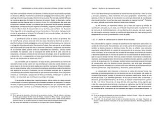 comprendiendo la escuela desde su realidad cotidiana: 122 estudio cualitativo Capítulo 3: Análisis de la organización escolar 123 
muy breve conversación informal con docentes. El hecho de que la escuela esté organizada 
en dos turnos dificulta muchísimo la coordinación pedagógica entre los docentes y genera 
una fragmentación muy marcada al interior de las escuelas. Por otro lado, también dificulta 
las reuniones generales de todos los docentes del plantel. Según lo observado, muchas 
reuniones procuran hacerse entre un turno y el otro. En la única escuela que tenía sólo 
el turno de la mañana (Escuela 1) se observó que los docentes muchas veces se quedaban 
después de la jornada escolar para organizar actividades, programar, coordinar actividades 
o inclusive hacer clases de recuperación con sus alumnos, pues contaban con el espacio 
físico disponible (la otra escuela que tiene primaria sólo en el turno de la mañana atiende 
al nivel de secundaria en la tarde). En la Escuela 3, con turnos de mañana y de tarde, los 
docentes suelen reunirse los sábados. 
La planificación anual se realiza a principios del año escolar, los primeros días 
de marzo67 pocas semanas antes del inicio de clases. Docentes y directivos se reúnen y 
planifican tanto actividades pedagógicas como actividades institucionales que se realizarán 
a lo largo del año elaborando así el Plan Anual de Trabajo. Para cada una de las actividades 
que se ejecutarán a lo largo del año se conforman comisiones, compuestas por docentes 
de los distintos grados, quienes serán los responsables de coordinar y ejecutar dichas 
actividades. Por ejemplo, unos se encargarán del desfile de 28 de julio, otros de las 
actuaciones, otros de la celebración del aniversario del colegio, otros de la ambientación 
y decoración, etc. La programación curricular anual también se realiza en estos momentos, 
para lo cual los docentes se reúnen por ciclo.68 
Las actividades que se organizan a lo largo del año, generalmente con motivo del 
calendario cívico escolar, suelen ser una prioridad para todos los actores escolares. Los 
pocos espacios de encuentro serán usados para coordinar y preparar dichas actividades, 
pero no para reflexionar sobre los procesos de enseñanza-aprendizaje o sobre los objetivos 
más amplios de la escuela. Finalmente, son las actividades puntuales que se organizan 
con motivo de ciertas fechas importantes las que terminan marcando el ritmo. Se prioriza 
entonces la coordinación y preparación de dichas actividades, visibles para los padres de 
familia y la comunidad, que contribuyen al prestigio del colegio. 
En las escuelas se observó que, mayoritariamente, sólo se realiza un trabajo conjunto 
a inicios de año o cuando se aproximan las actividades que deben ser realizadas. En muchas 
escuelas los pocos espacios físicos y de tiempo existentes para que los distintos actores 
educativos puedan coordinar las actividades dificultan la realización de las mismas. En 
67. Por lo general los docentes y directivos de las escuelas se reúnen a fines de febrero y principios 
de marzo para elaborar el Plan Anual de Trabajo, reajustar el PEI y realizar la programación 
curricular. El tiempo consagrado a dichas actividades no es muy largo y desde que las clases se 
inician en marzo, las escuelas cuentan con menos tiempo para las tareas de planificación. 
68. Este punto será abordado en más detalle en el acápite sobre Gestión Pedagógica. 
varios casos observamos que los docentes se reunían durante los recreos o entre un turno 
y otro para coordinar, y estos momentos eran poco apropiados e insuficientes. Como 
sabemos, el horario semanal de los docentes no contempla momentos de coordinación 
efectivos entre ellos, lo que hace que sean manejados de manera informal69. Tomemos 
en cuenta, además, que muchos docentes tienen otros trabajos. 
En ese sentido, es importante señalar que la falta de espacios y tiempos de 
coordinación adecuados es, sin duda, una limitación importante para el cumplimiento de 
las funciones de los distintos actores y de los objetivos de la escuela. Los pocos espacios 
de coordinación existentes resultan ya insuficientes para tareas tan importantes como la 
programación curricular y coordinación a nivel de grado. 
3.3.2.3. Canales de comunicación al interior de las escuelas 
Para comprender los espacios y tiempos de planificación fue importante acercarnos a los 
canales de comunicación. Estos denotan, por un lado, parte del clima organizativo; pero 
también la dinámica escolar en distintos niveles. Por ello, se enfatizó como elemento 
importante la identificación de canales de comunicación de las escuelas, tanto formales 
como informales. Se ha encontrado una variedad de estrategias para comunicar acuerdos 
o decisiones establecidas en función de quiénes son los destinatarios de la información y 
qué es lo que se desea informar. Entre los canales formales encontramos: la formación, 
reuniones, asambleas generales, libro de actas, periódicos murales, paneles, cuaderno de 
control de los alumnos, etc. Sin embargo, también hemos encontrado maneras informales 
de comunicación entre los distintos actores educativos, que serán aquí presentadas. 
Veamos los canales utilizados en la comunicación entre diferentes actores empezando por 
docentes y directivos, luego estudiantes y, finalmente, padres de familia. 
La comunicación entre docentes y directivos se realiza de diversas formas. Las 
asambleas o reuniones generales con los docentes son uno de los canales más usados en 
la mayoría de escuelas, aunque la frecuencia de reuniones puede variar mucho de una 
escuela a la otra.70 Las asambleas generales, en las que se reúnen todos los docentes y 
directivos, personal administrativo y de servicio, se realizan fundamentalmente a inicios 
de año y con menor frecuencia a lo largo del año, salvo que haya temas urgentes que 
tratar. Los comunicados para convocar a reuniones se realizan por escrito. La información 
se consigna en un libro que es rotado de salón en salón. Es necesario, según los directores, 
ser insistente en el recordatorio de las reuniones para lograr la convocatoria masiva: «a 
69. En varias escuelas los docentes se reúnen los sábados, siendo la Escuela 3 la que se organiza de 
manera más eficiente para realizar las reuniones. 
70. La Escuela 3 es la que suele reunir a toda la comunidad educativa con mayor frecuencia. La 
Escuela 1 tiene reuniones mensuales en las que participan docentes, directivos y personal de 
servicio. 
 