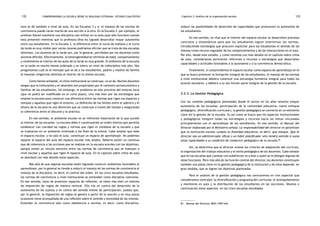 comprendiendo la escuela desde su realidad cotidiana: 132 estudio cualitativo Capítulo 3: Análisis de la organización escolar 133 
esto se dé también a nivel de aula. En las Escuelas 3 y 4, el manejo de las normas de 
convivencia puede variar mucho de una sección a la otra. En la Escuela 3, por ejemplo, el 
profesor Daniel mantiene una disciplina casi militar en su aula (que sólo funciona cuando 
está presente) mientras que la profesora Dina ha logrado desarrollar mayor autonomía 
entre sus estudiantes. En la Escuela 3, la diferencia entre el turno de mañana y el turno 
de tarde es muy visible (por varias razones podríamos afirmar que se trata de dos escuelas 
distintas). Los alumnos de la tarde son, por lo general, percibidos por los docentes como 
alumnos difíciles. Efectivamente, la heterogeneidad en términos de edad, comportamiento 
y rendimiento al interior de las aulas de la tarde es muy grande. El ambiente de la escuela 
en la tarde es mucho menos ordenado y se tolera un nivel de indisciplina más alto. Nos 
preguntamos cuál es el mensaje que se da a los estudiantes, padres y madres de familia 
al manejar exigencias distintas al interior de la misma escuela. 
Como hemos señalado, el clima institucional se construye, no se da. Muchos docentes 
alegan que la indisciplina y el desorden son propiciados por el contexto socioeconómico y 
familiar de los estudiantes. Sin embargo, el problema no sólo proviene del entorno local 
(que no podrá ser modificado en el corto plazo), sino más bien por las estrategias que 
emplee la escuela para construir una diferencia entre las normas que rigen sus espacios y 
tiempos y aquellas que rigen el entorno. La definición de los límites entre el adentro y el 
afuera de la escuela es una distinción que se construye a través del tiempo y asegurando 
la coherencia entre el discurso y la práctica. 
En ese sentido, el ambiente escolar es un referente importante de lo que sucede 
al interior de las escuelas. La escuela debe ir construyendo un orden interno que permita 
establecer con claridad las reglas y normas que rigen el cotidiano de la escuela y que 
se traduzcan en un ambiente orientado a los fines de la misma. Cabe señalar que todo 
el espacio escolar, y no solo el aula, constituye un espacio de aprendizaje. No podemos 
separar al espacio del aula del espacio escolar más amplio. Debería existir un continuo 
que dé coherencia a las acciones que se realizan en la escuela acordes con los objetivos, 
porque existe un vínculo estrecho entre las normas de convivencia que se manejan a 
nivel escolar y aquellas que rigen el espacio de aula. En el capítulo sobre clima de aula 
se abordará con más detalle estos aspectos. 
Más allá de que algunas escuelas estén logrando construir ambientes favorables al 
aprendizaje, por lo general se tiende a reducir el manejo de las normas de convivencia al 
manejo de la disciplina, es decir, el control del orden. En las cinco escuelas estudiadas, 
las normas de convivencia a nivel institucional se entienden como disciplina castrense. 
En ese sentido, lejos de promover espacios de reflexión, se tiene más bien un sistema 
de imposición de reglas de manera vertical. Ello iría en contra del desarrollo de la 
autonomía de los sujetos y en contra del sentido mismo de participación, puesto que, 
por lo general, la imposición de reglas se genera a partir de la sanción y en muy pocas 
ocasiones viene acompañada de una reflexión sobre el sentido y necesidad de las mismas. 
Entender la convivencia sólo como obediencia a normas, es decir, como disciplina, 
reduce las posibilidades de desarrollo de capacidades que promueven la autonomía de 
los estudiantes. 
En ese sentido, es vital que al interior del espacio escolar se desarrollen procesos 
concretos y sistemáticos para que los estudiantes logren interiorizar las normas, 
introduciendo estrategias que procuren explicitar para los estudiantes el sentido de las 
mismas como recurso regulador de los comportamientos y de las interacciones en el aula. 
Por ello, desde este estudio, y como veremos con más detalle en el capítulo sobre clima 
de aula, consideramos pertinente referirnos a recursos o estrategias que desarrollan 
capacidades y actitudes favorables a la autonomía y a la convivencia democrática. 
Finalmente, si comprendemos el espacio escolar como espacio de aprendizaje en el 
que se busca promover la formación integral de los estudiantes, el manejo de las normas 
a nivel institucional debiera constituir una estrategia formativa integral para todos los 
actores escolares, y debiera a su vez formar parte integral de la gestión de la escuela. 
3.3.3. La Gestión Pedagógica 
Con los cambios pedagógicos planteados desde el sector en los años noventa (mayor 
autonomía de las escuelas, participación de la comunidad educativa, nuevo enfoque 
pedagógico, diversificación curricular), la gestión pedagógica se convierte en un elemento 
clave de la gestión de la escuela. Es así como se busca que los aspectos institucionales 
y pedagógicos integren todas las estrategias y recursos hacia las metas vinculadas 
principalmente con el aprendizaje de los estudiantes. En ese sentido, el Manual del 
Director elaborado por el Ministerio señala: La responsabilidad del director es garantizar 
que la institución escolar cumpla su finalidad educativa; es decir, que eduque. Que el 
director sea un administrador eficaz o un hábil planificador sólo tendrá sentido si suma 
estas capacidades a su condición de conductor pedagógico de la escuela.81 
Así, se determina que el director evalúe los criterios de adaptación del currículo, 
la organización del trabajo educativo y el estilo pedagógico de los docentes. Cabe señalar 
que en las escuelas que cuentan con subdirector es a éste a quien se le delegan algunas de 
estas funciones. Pero más allá de las función central del director, los docentes constituyen 
también una pieza clave en la gestión pedagógica de la institución y de ellos depende, en 
gran medida, que se logren los objetivos planteados. 
Para el análisis de la gestión pedagógica nos centraremos en tres aspectos que 
consideramos centrales: la diversificación y programación curricular, el acompañamiento 
y monitoreo en aula y la distribución de los estudiantes en las secciones. Veamos a 
continuación estos aspectos en las cinco escuelas estudiadas. 
81. Manual del Director, MED (1997:64). 
 