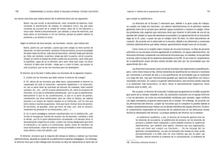 comprendiendo la escuela desde su realidad cotidiana: 150 estudio cualitativo Capítulo 3: Análisis de la organización escolar 151 
las tareas concretas que realiza dentro de lo administrativo son las siguientes: 
Bueno, hay que revisar la documentación, estar revisando los balances, estar 
revisando la planificación de trabajo, el calendario cívico, hay que estar 
revisando las acciones de la unidad de costeo, ahora de la red educativa y 
otras cosas. Viendo la documentación, por ejemplo, a veces de matrícula, que 
hasta ahora no terminamos ni con las nóminas, porque los padres todavía no 
presentan y ya estamos en junio. 
Según el director de esta escuela, las funciones «extras» que realiza son: 
Bueno, podría ser, por ejemplo, cuando aquí este colegio no tiene auxiliar de 
educación, no tiene secretaria, entonces no hay secretaria, yo soy el encargado 
de tipear todos los oficios, todo tipo de documento, nóminas tengo que hacerlas 
yo; falta, por ejemplo, la portera, tengo que abrir la puerta, cerrar la puerta; 
instalar yo mismo mi equipo de sonido cuando hay actuaciones, sacar sillas para 
la asamblea, capaz de ya no devolver, pero sacar sillas esas cosas; me dicen 
«director, el baño está cerrado», tengo que ir a abrir el baño, eso porque no 
está la portera, que no son mis funciones pero las desempeño. 
El director de la Escuela 3 habla sobre sus funciones de la siguiente manera: 
E: ¿Cuáles son las funciones que debe realizar el director del colegio? 
D: Eh, dentro de las funciones que debe hacer, prácticamente el director es 
responsable de toda la institución, representa legalmente a la institución, 
eh, por su parte tiene las funciones de efectuar los traslados, todo cuestión 
vacantes, etc., etc., ¿no? En la parte administrativa, eh, tiene un sinnúmero de 
funciones, en lo que es netamente planificación, ¿no? Lo que es planificación, 
básicamente lo que es las coordinaciones, lo que es la parte de gestión, 
coordinación con otras instituciones, para ver cómo se mejora, de repente 
procesos o se mejora de repente equipos en la institución, ¿no? Yo creo que 
entre tantas y muchas ocupaciones, tiene que hacer muchas veces de portero, 
de secretario, de guardián, tiene que hacer de todo, ¿no?, ante la carencia, 
netamente de personal en las instituciones, ¿no? (...) 
D: En la parte pedagógica tenemos coordinaciones con la subdirección, ¿no? 
Ya ella se encarga por función de reunirse con los docentes, coordinar y todo 
lo demás, ¿no? En la parte administrativa corresponde a mi persona llevar la 
documentación respectiva en orden, cumplir con ciertas obligaciones que tiene 
la institución y, en cuanto a lo institucional, bueno, tratar de coordinar con 
otras instituciones, tratar de conllevar ciertas actividades a nivel institucional, 
tanto dentro y fuera del plantel, ¿no?. 
El director, reconoce que la mayoría del tiempo se dedica a realizar sus funciones 
que cumple la subdirectora. 
La directora de la Escuela 2 mencionó que, debido a la gran carga de trabajo, 
no cumple con todas sus funciones. Las labores administrativas no le permiten realizar 
gestiones fuera de la escuela para obtener apoyo económico y mejorar el colegio. Entre 
los problemas más urgentes que menciona tiene que resolver el derrumbe de una de las 
paredes del colegio (a causa del desmonte acumulado) y la regularización de la inscripción 
legal de la IE, pues, a pesar de que el colegio tiene 40 años, no tiene documentos de 
creación. De acuerdo con lo observado en la escuela, debido a los diferentes y numerosos 
trámites administrativos que debía realizar, generalmente estaba fuera de la escuela. 
Como vimos en el acápite sobre manejo de recursos humanos, la falta de personal 
suficiente en las escuelas termina agudizando el problema; sin apoyo administrativo, los 
directores terminan cumpliendo una multitud de funciones que, en realidad, no les permite 
priorizar sobre la base de los objetivos planteados en los PEI. Es así como el cumplimiento 
de la planificación anual termina siendo dictado más bien por las necesidades que van 
apareciendo día a día. 
Los directores mencionan como una de las funciones más importantes la planificación, 
pero, como vimos líneas arriba, dichos momentos de planificación se reducen a reuniones 
por comisiones a principio de año y a una planificación de actividades que se realizarán 
a lo largo del año, más que intervenciones guiadas por objetivos específicos con miras a 
resultados concretos. En cuanto a la gestión administrativa, ésta termina siendo reducida 
a su dimensión más burocrática, es decir, llevar la documentación respectiva, hacer 
trámites ante la UGEL, etc. 
Por su parte, el director de la Escuela 3 señala que las gestiones en la UGEL ocuparían 
gran parte de su tiempo. Añadido a ello, las constantes reuniones con el equipo directivo 
y con los docentes, así como las eventualidades cotidianas (por ejemplo, algún conflicto 
con algún estudiante) ocuparían buena parte de su tiempo. Sin embargo, de acuerdo con 
las afirmaciones del director, cumplir las funciones que le competen es posible debido al 
trabajo complementario que realiza con los demás miembros del equipo directivo. Es decir, 
el cumplimiento responsable de funciones de los subdirectores en los diferentes niveles 
facilita el desempeño del director. La propias palabras del director así lo señalan: 
…el subdirector académico, o sea, el director de formación general está con 
los docentes de secundaria, la subdirectora de primaria con los docentes de 
primaria y también están trabajando y como también tenemos el subdirector 
administrativo, que también está aparte, entonces hay una organización, 
cada uno tiene que cumplir sus funciones.... (Yo me encargo de) las 
gestiones correspondientes. (Lo que me demanda más tiempo es) estar yendo 
permanentemente a la UGEL para ver unos trámites que aún no salen, por 
ejemplo, ahorita tenemos el problema de la racionalización, el problema de 
administrativas, dejando al mando de la subdirectora la gestión pedagógica. Sin embargo, 
el director dice que si bien delega esas funciones no deja de mantenerse al tanto del rol 106. Entrevista a Director Escuela 3. 
 
