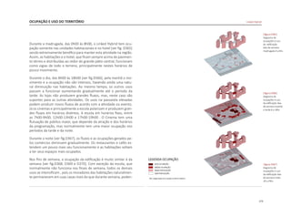 173
OCUPAÇÃO E USO DO TERRITÓRIO
Durante a madrugada, das 0h00 às 8h00, o Linked Hybrid tem ocu-
pação somente nas unidades habitacionais e no hotel [ver fig. D365]
sendo extremamente benéfico para manter esta atividade na região.
Assim, as habitações e o hotel, que ficam sempre acima do pavimen-
to térreo e distribuídas ao redor do grande pátio central, funcionam
como vigias de todo o terreno, principalmente nestes horários de
pouco movimento.
Durante o dia, das 8h00 às 18h00 [ver fig.D366], pela manhã o mo-
vimento e a ocupação não são intensos, havendo ainda uma natu-
ral diminuição nas habitações. Ao mesmo tempo, os outros usos
passam a funcionar aumentando gradualmente até o período da
tarde. As lojas não produzem grandes fluxos, mas, neste caso são
suportes para as outras atividades. Os usos na passarela elevadas
podem produzir novos fluxos de acordo com a atividade ou evento.
Já os cinemas e principalmente a escola polarizam e produzem gran-
des fluxos em horários distintos. A escola em horários fixos, entre
as 7h00-9h00, 12h00-13h00 e 17h00-19h00 . O Cinema tem uma
flutuação de público maior, que depende da atração e dos horários
da programação, mas normalmente tem uma maior ocupação nos
períodos da tarde e da noite.
Durante a noite [ver fig.D367], os fluxos e as ocupações gerados pe-
los comércios diminuem gradualmente. Os restaurantes e cafés es-
tendem um pouco mais seu funcionamento e as habitações voltam
a ter seus espaços mais ocupados.
Nos fins de semana, a ocupação da edificação é muito similar à da
semana [ver fig.D368, D369 e D370]. Com exceção da escola, que
normalmente não funciona nos finais de semana, todos os demais
usos se intensificam , pois os moradores das habitações naturalmen-
te permanecem em suas casas mais do que durante semana, poden-
|figura D365|
diagrama de
ocupações e uso
da edificação
dias de semana
madrugada 0 a 6hs
|figura D366|
diagrama de
ocupações e uso
da edificação dias
de semana manhã
e tarde 8 a 18hs
|figura D367|
diagrama de
ocupações e uso
da edificação dias
de semana noite
18 a 24hs
Linked Hybrid
 
