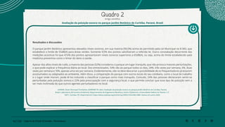 162 | 220 Caderno de Estudo Orientado - Pernambuco
Quadro 2
Artigo científico
Resultados e discussões
O parque Jardim Botânico apresentou elevados níveis sonoros, em sua maioria (90,5%) acima do permitido pela Lei Municipal no 8.583, que
estabelece o limite de 55dB(A) para áreas verdes. Somente 9,5% dos pontos satisfizeram a referida lei. Outra constatação decorrente das
medições acústicas foi que 47,6% dos pontos apresentaram níveis sonoros superiores a 65dB(A), ou seja, acima do limite estabelecido pela
medicina preventiva como o limiar do dano à saúde.
Apesar dos altos níveis de ruído, a maioria das pessoas (52%) considerou o parque um lugar tranquilo, que não provoca maiores perturbações,
o que pode explicar a frequência diária ao local. Dos entrevistados, 54% vão ao parque todos os dias, 24%, três vezes por semana, 6%, duas
vezes por semana e 16%, apenas uma vez por semana. Evidentemente, não se deve descartar a possibilidade de os frequentadores já estarem
acostumados ou adaptados ao ambiente. Além disso, a comparação do parque com outros locais do seu cotidiano, como o local de trabalho
e o lugar onde moram, pode tê-los induzido a classificar o parque como mais tranquilo. Contudo, 24% das pessoas declararam sentir-se
perturbadas pela poluição sonora e 22% pela preocupação com a segurança local, o que permite concluir que esse tipo de poluição vem a
ser mais incômoda do que outros agentes perturbadores no local.
ZANNIN, Paulo Henrique Trombetta; SZEREMETTA, Bani. Avaliação da poluição sonora no parque Jardim Botânico de Curitiba, Paraná,
Brasil. Laboratório de Acústica Ambiental, Departamento de Engenharia Mecânica, Centro Politécnico, Universidade Federal do Paraná. C.P.
19011, Curitiba, PR. Disponível em: https://www.scielosp.org/article/csp/2003.v19n2/683-686/. Acesso em junho 2020.
Avaliação da poluição sonora no parque Jardim Botânico de Curitiba, Paraná, Brasil
 